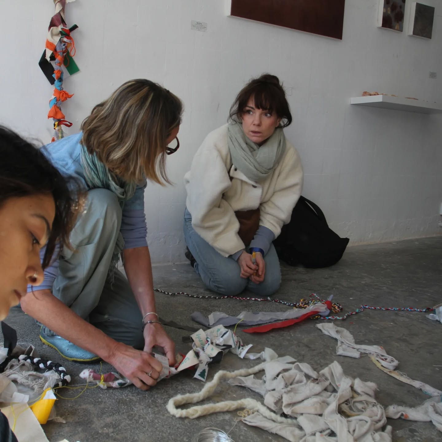 Exhibition Interwoven at Filet, London.
Exhibition Dates:
21st – 22nd of March
Venue:
@filet_space
Artists:
@marinaremova.rms @saadia_studio_offical @elenasapov @isabellamorales.studio @orsinapasa @its_only_the_sea
Curated by @joana_alarcao_art