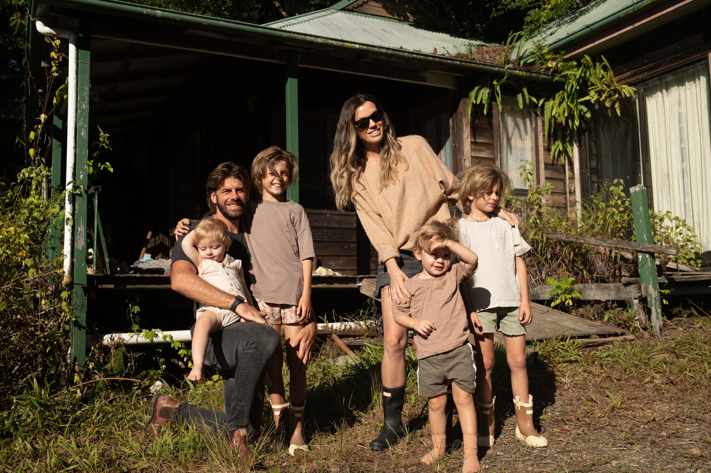 We wanted you to meet the family behind Wolf + Willow.
We’re Clint, Louise, and our four wild boys: Wolf, Cruz, Ziggy & Spike.
We’re Byron Bay locals, living our crazy, full lives, spending as much time outside as possible, and creating beautiful spaces when we’re in them.
🤎