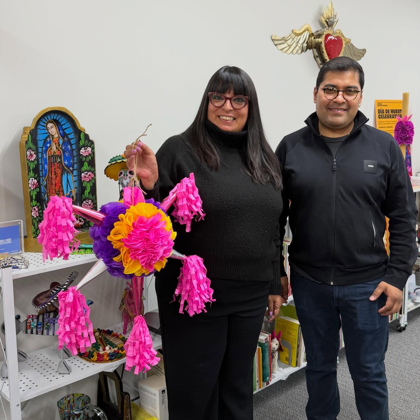 Color, creativity, and childhood memories for some, while others learn a new craft, during our piñata workshop! Thank you to everyone who joined us!
Susana displays her creation from the workshop led by Danny T.
- -
¡Color, creatividad y recuerdos de la infancia para algunos, mientras que otros aprenden algo nuevo en nuestro taller de piñatas! ¡Gracias a todos los que nos acompañaron!
Susana muestra su creación del taller dirigido por Danny T.