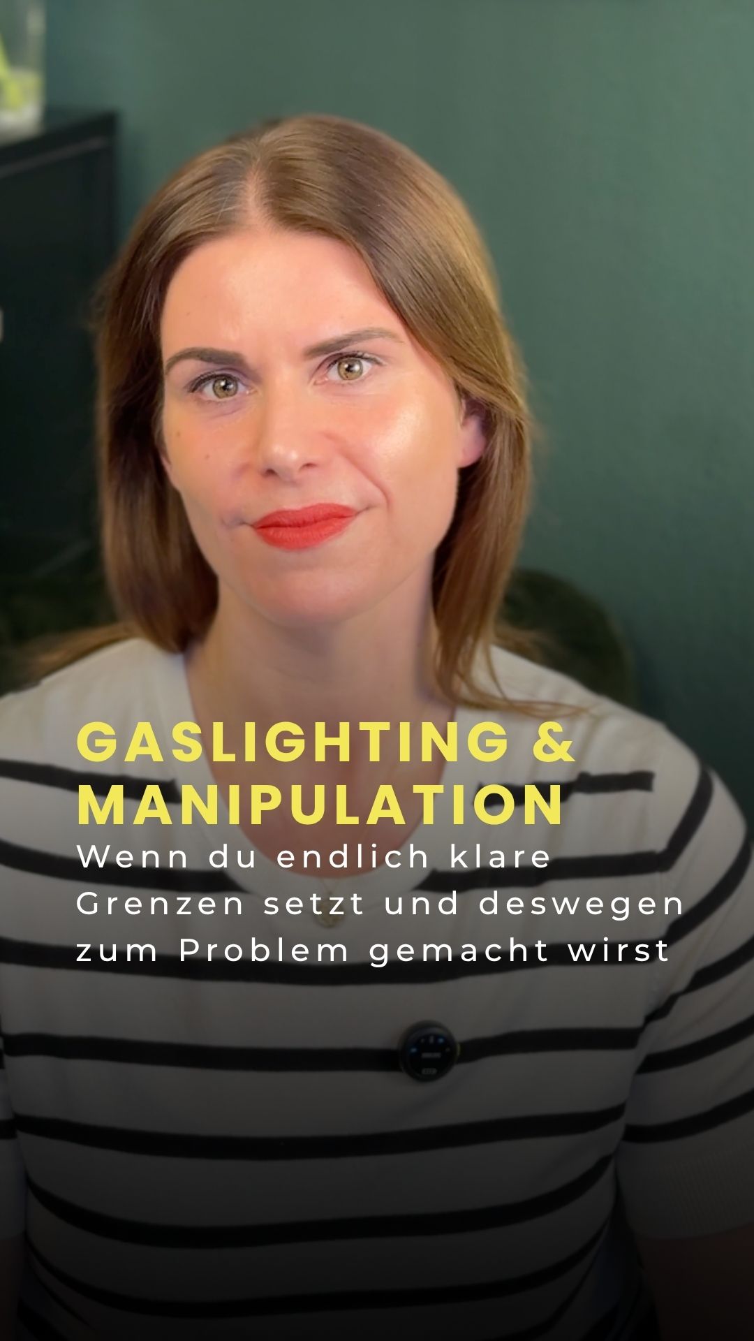 Hier findest du weitere Tipps, neue Blickwinkel und vertiefende Reflexionsfragen zum Video ⬇️
Wenn deine Grenze als „das Problem“ uminterpretiert wird, ist das oft ein Zeichen von Manipulation. Gaslighting zielt darauf ab, dich an deiner eigenen Wahrnehmung zweifeln zu lassen, indem man deine Reaktion isoliert betrachtet und die eigentliche Ursache ausblendet. Deine eigene Klarheit ist der einzige Schutz, um diese Dynamik zu durchbrechen und die Verantwortung dort zu lassen, wo sie hingehört.
Der Deep Dive in deine Selbstreflexion:
• Zweifle ich an meiner Wahrnehmung, nur weil mein Gegenüber meine Grenze als „aggressiv“ oder „unangemessen“ darstellt?
• Entschuldige ich mich unbewusst für meine Klarheit, um den künstlich erzeugten Konflikt im Raum schnell zu beenden?
• Übernehme ich die Verantwortung für eine Situation, die eigentlich durch das respektlose Verhalten des anderen entstanden ist?
• Bleibe ich in der Rechtfertigung hängen, statt die Manipulation sachlich zu benennen und das Gespräch konsequent zu beenden?
• Welchen Wert gebe ich meiner eigenen Wahrheit, wenn sie von meinem Umfeld massiv infrage gestellt wird?
• Welchen Wert gebe ich meiner eigenen Wahrheit, wenn sie von meinem Umfeld massiv infrage gestellt wird?
Schreib es mir gerne in die Kommentare: Hast du schon mal erlebt, dass deine Grenze plötzlich als das eigentliche Problem dargestellt wurden?👇
📌 Speichere dir das Video, um jederzeit darauf zurückkommen zu können.
+ Folge mir für tägliche Inspiration und Coaching Tools für echte Umsetzung im Alltag. Auf meinem Kanal geht es um Selbstführung, Klarheit, Kommunikation und echtes Selbstbewusstsein.
🎯 Du suchst Unterstützung bei deiner persönlichen Entwicklung? Als systemischer Coach biete ich auch 1:1 Online Coachings an 💻
#Gaslighting #Manipulation #GrenzenSetzen #Klarheit #Selbstwert