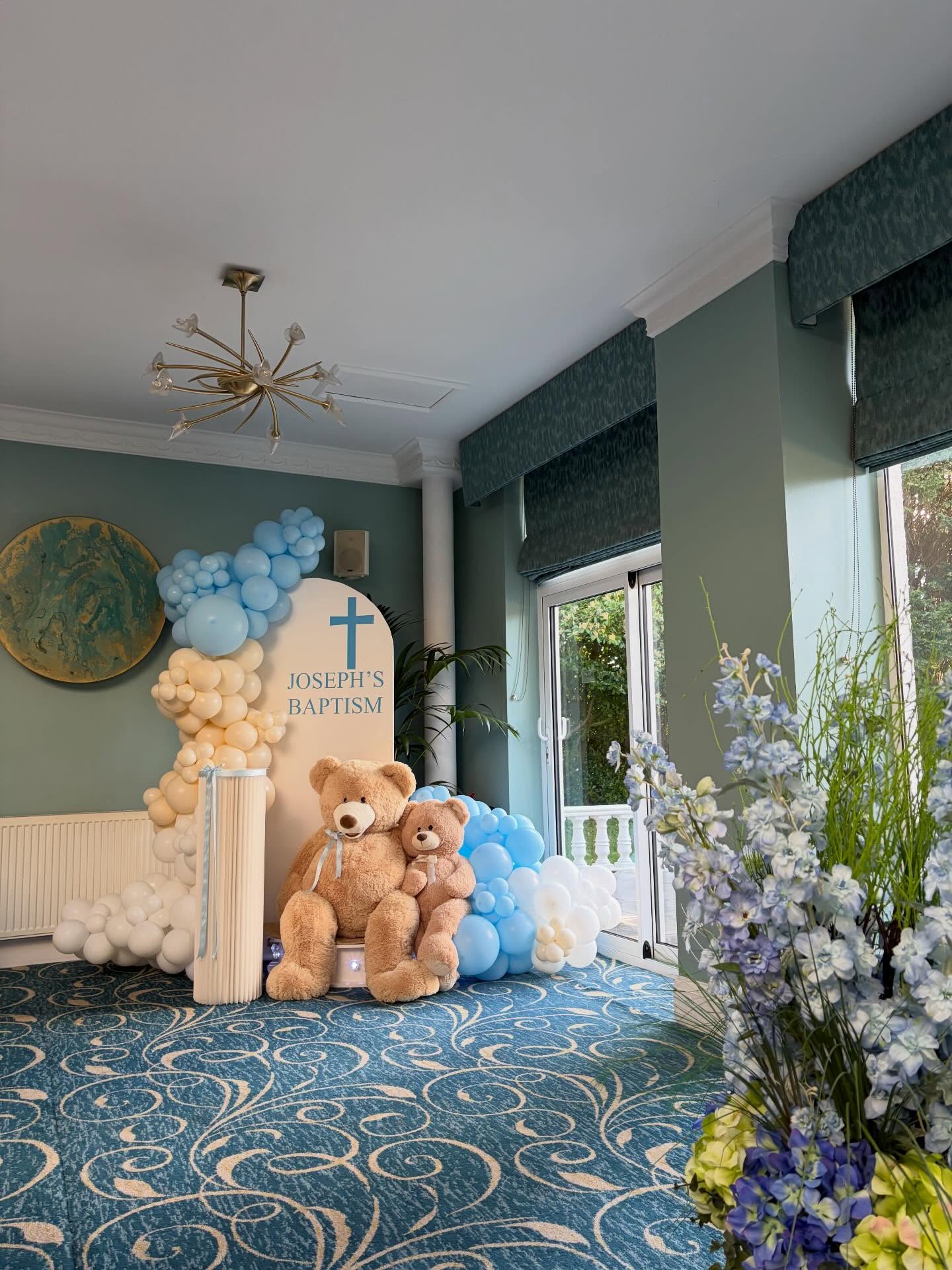 Celebrating Joseph’s Baptism @manorparchotelrestaurant 🧸
#organicballoon #balloonarch #baptism #eastersunday