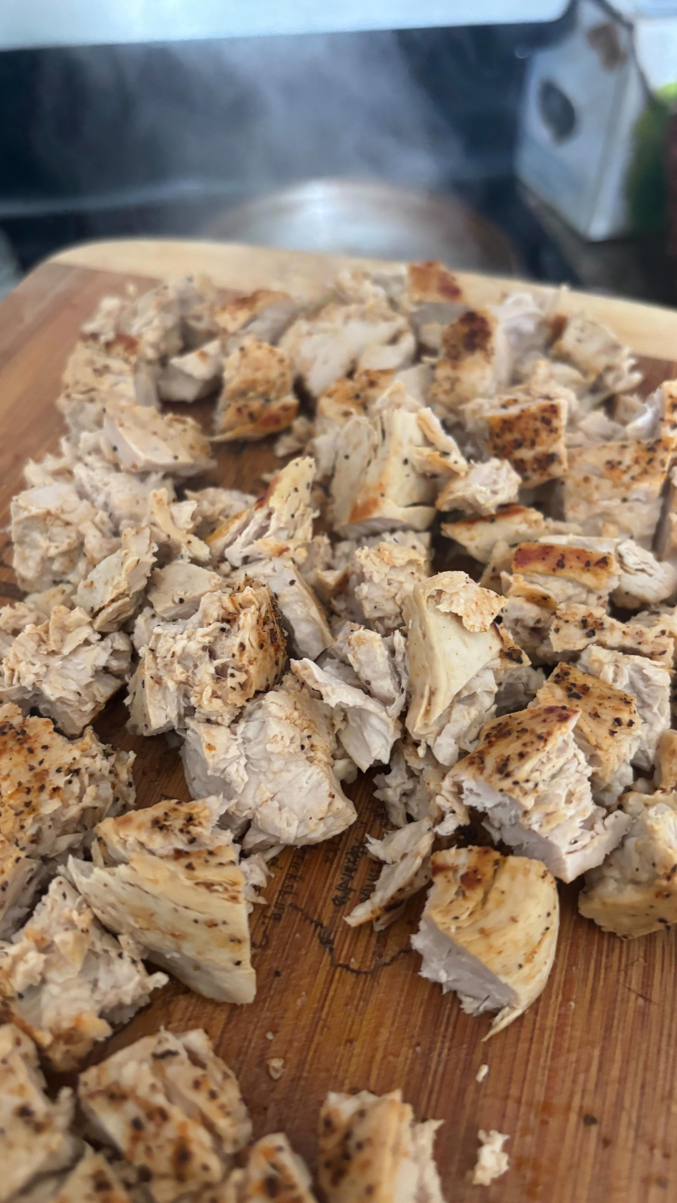 Made some chicken and rice stew for my customer who loves it. I use @meatifoods who has the best being chicken in the market!! The texture is unmatched and goes well with my recipe!
This dish is available by the court on my online store, so head to the link of my bio to place the order for this and many other items!!
#veganeatswithbri
#veganstew
#rvavegans
#chickenandrice
#veganchicken