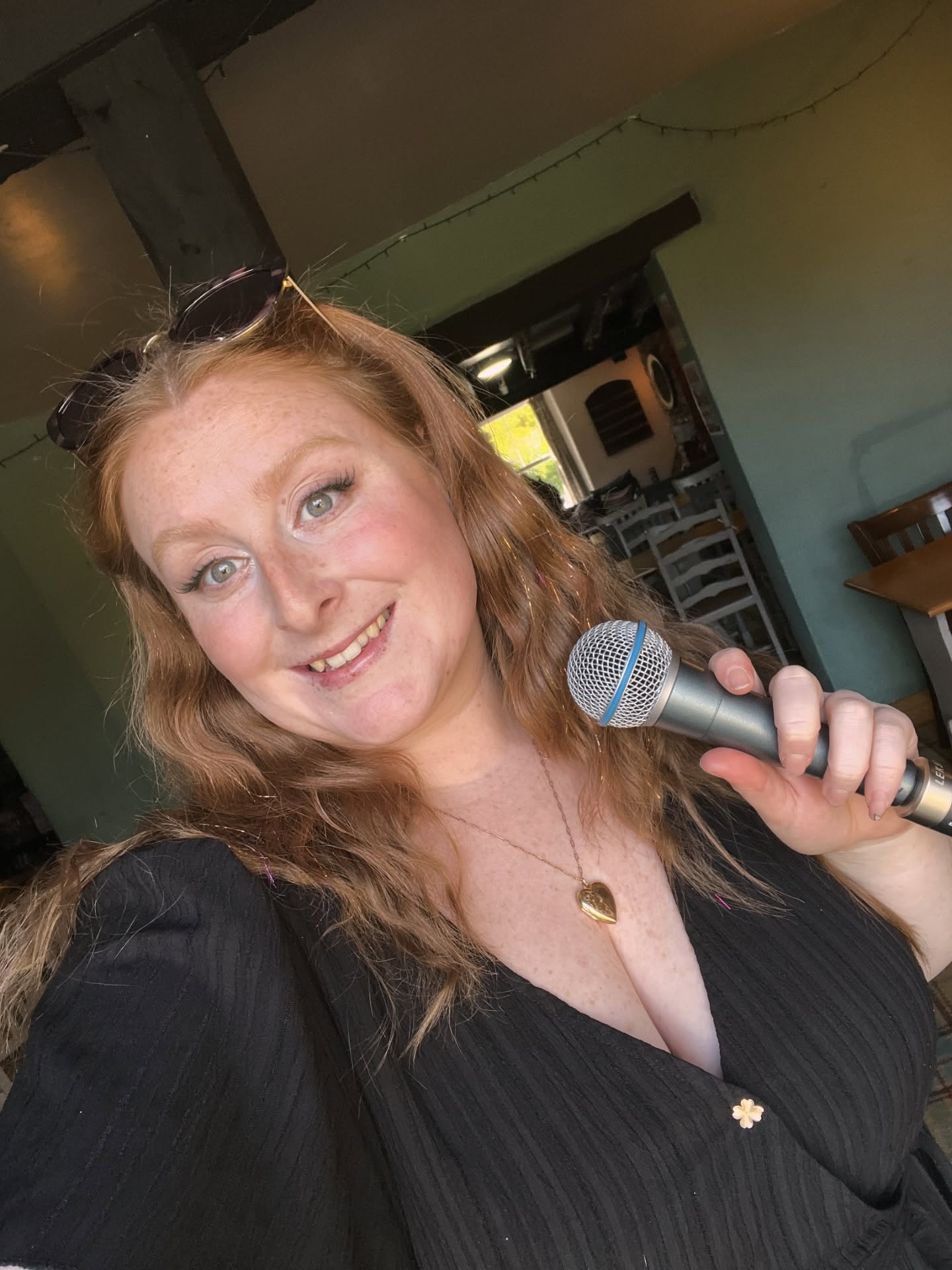 This past Easter weekend was BUSY & I LOVED IT!
On the bank holiday I was booked to sing at @the_pheasant_wookey for a lovely family day! The beauty of being wireless meant that when the sun came out and everyone moved outside I could follow the crowd and that’s what we did. During a quick break literally picked up and moved to a spot perfect for everyone enjoying the bouncy castle. While the wind was not on my side the sun being out was BEAUTIFUL!