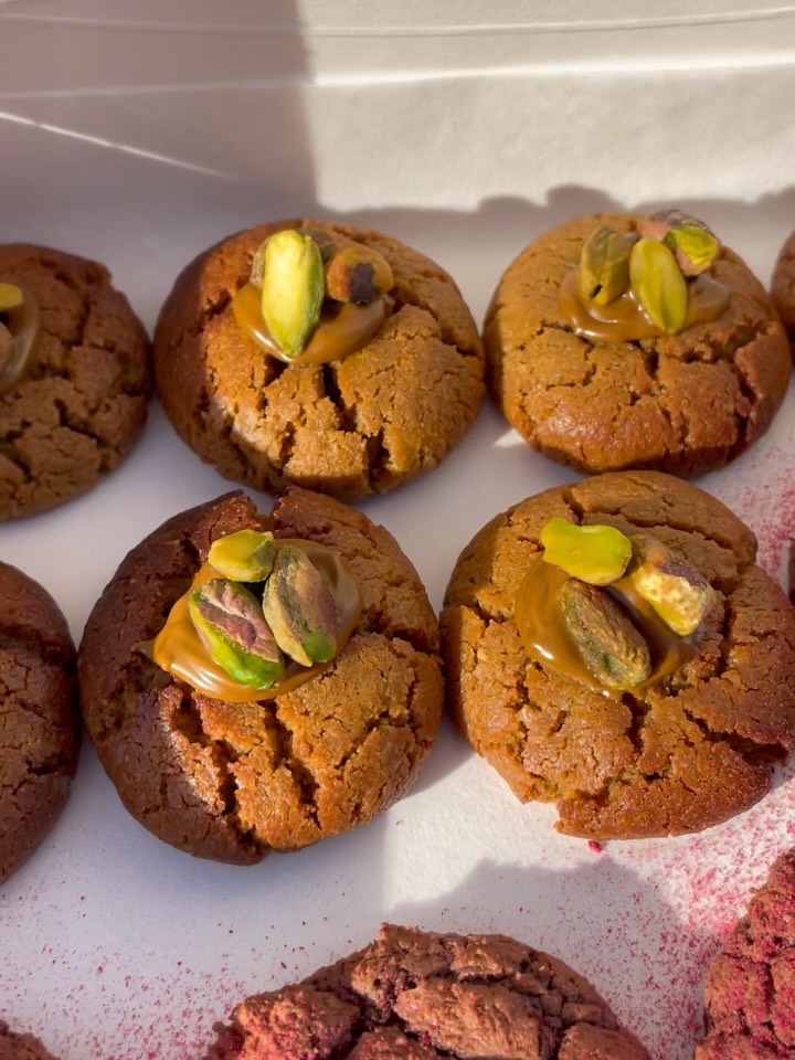 🍪 La pause cookie qui booste vos événements sur Poitiers & Tours !
Besoin de dynamiser une réunion, de remercier vos collaborateurs ou de marquer l’esprit de vos clients ? J’apporte la gourmandise directement dans vos bureaux avec deux formules adaptées à vos besoins :
📦 Les Plateaux Clés en main :
Idéal pour vos réunions d’équipe ou vos pauses café. Des cookies artisanaux, frais et ultra-gourmands, livrés prêts à déguster. Une solution simple et efficace pour une touche de convivialité immédiate.
✨ L’Animation « Live Topping » :
Pour vos séminaires ou lancements de produits, je dresse et personnalise vos cookies en direct. Une animation interactive et visuelle qui crée du lien et marque les esprits !
📍 Secteurs : Poitiers, Tours et alentours.
✅ Artisanat local & Produits de qualité.
📩 Contactez-moi en MP pour connaître nos tarifs entreprises et réserver votre prochaine pause douceur !
#Poitiers #Tours #EvenementielPro #Seminaire #VieDeBureau ArtisanatLocal