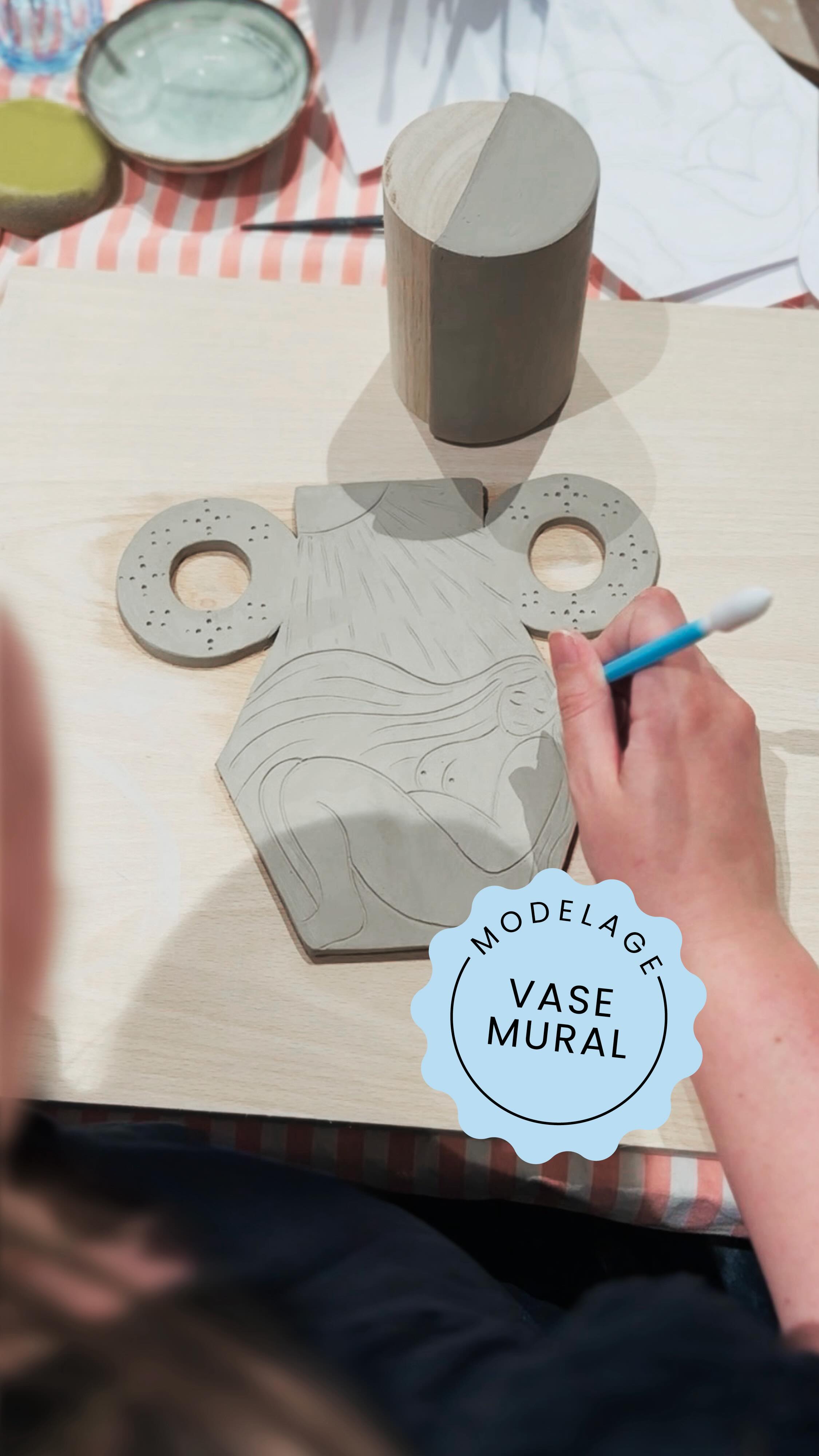 Nouvel atelier modelage chez Manifik Céramic Café ♥️
Après les ex-voto et les bougeoirs, découvrez notre nouvelle thématique : le vase mural. 🌸
Pendant 2h30, laissez-vous guider pour découvrir les gestes du modelage et façonner une pièce à la fois design et personnelle. Une expérience créative accessible à tous, pour créer un objet unique qui trouvera naturellement sa place dans votre intérieur.
Quelques dates seulement sont disponibles et les places sont limitées.
Réservez dès maintenant votre atelier sur manifik.fr et laissez éclore le Manifik en vous. ♥️
—
modelage céramique Strasbourg - atelier créatif Strasbourg - céramique fait main - atelier poterie - activité créative adulte - idée sortie Strasbourg - atelier DIY - décoration murale - vase mural - fait main France - création artisanale - expérience créative - loisir créatif - atelier en couple - activité entre amis - atelier artistique Strasbourg