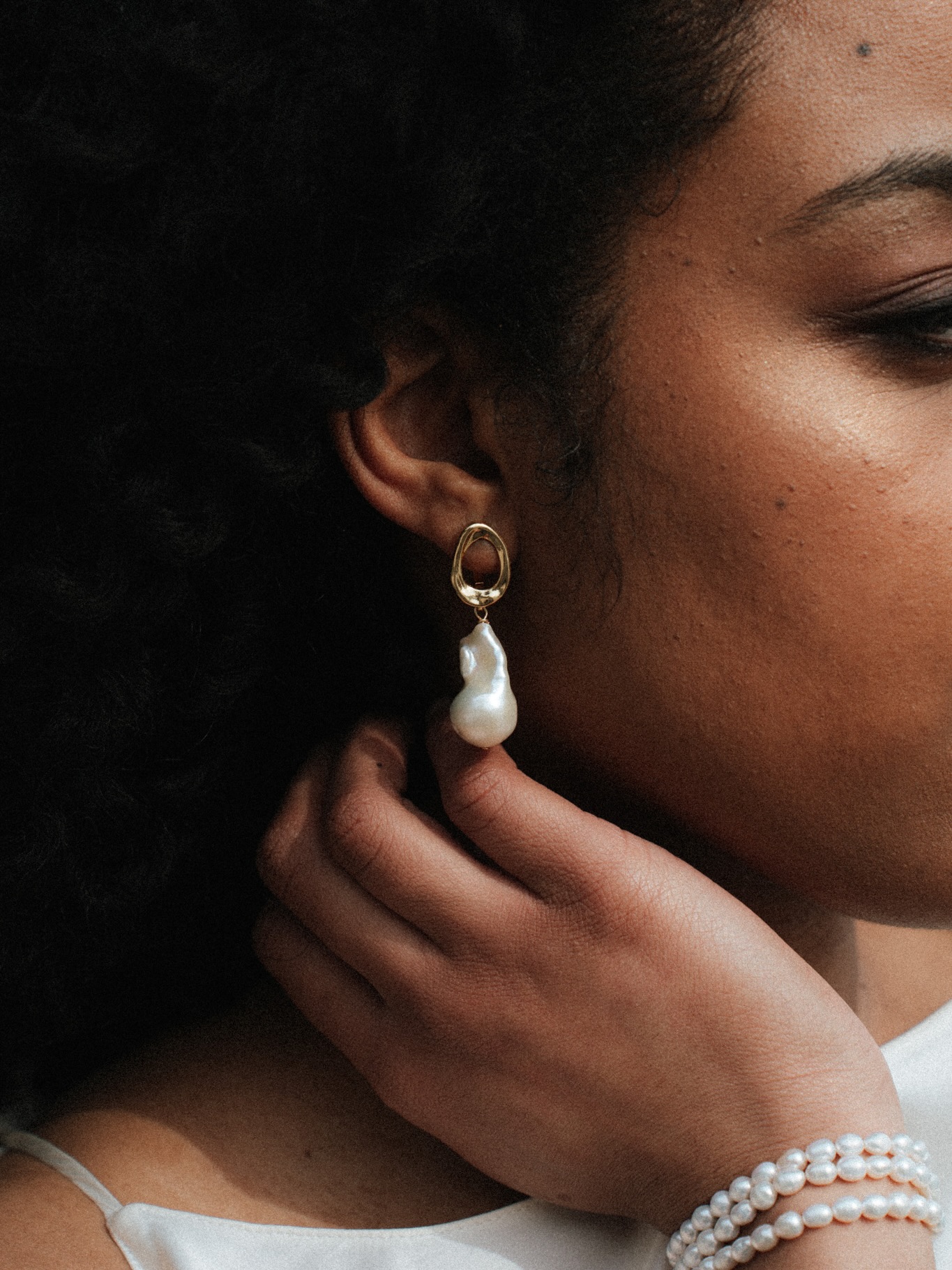Make a statement with large baroque pearl earrings!
Affirmez votre style avec de grandes boucles d’oreilles en perles baroques!
WP @eternellewedding
Robe @lkpariscouture
Modèle @janedbrl
Photos@studiofauvve
Coiffure et Maquillage @virginie_dsfn @klairemuabridals
Bijoux @zhen_bijoux_paris
#baroquepearls #statementjewellery #bridaljewelry pearlearring bijouxfemme