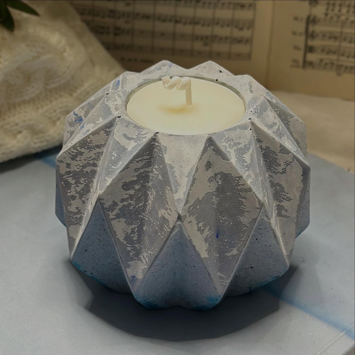 L’Etoile Polaire.
Inspiré des plus belles étoiles polaires et de l’imagination de Cédric!
#bougie #candle #handmade #paris #france #beton #unique