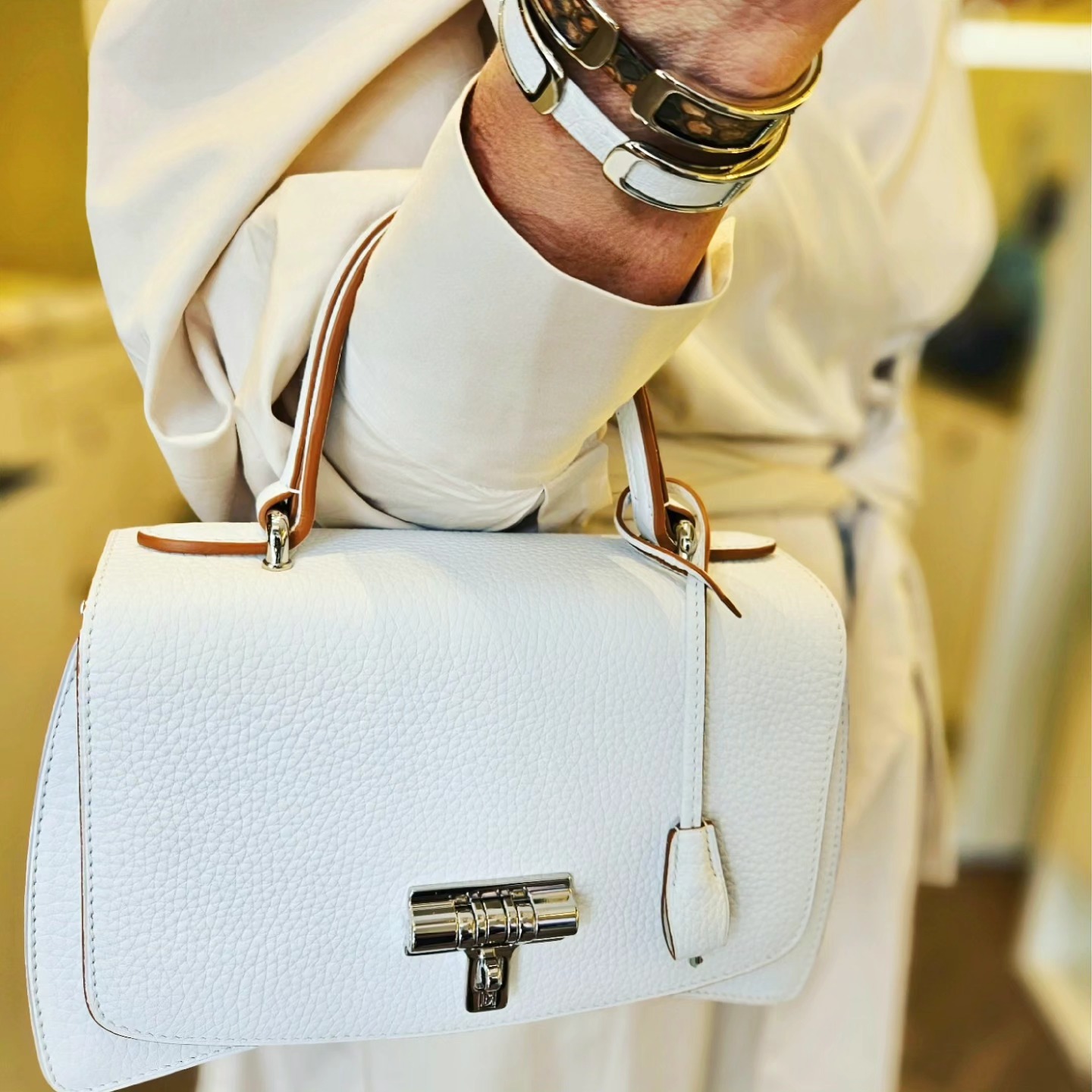 Accessoirisez votre look du jour avec le "Loquet" taurillon blanc et les bracelets "Parenthèse" en autruche blanc, python gold et taurillon blanc.
#prouesbydavidhanna #loquet #bracelet #lookdujour #style #mode #savoirfairefrancais #handbag #leathergoods #picoftheday #handmade #hautemaroquinerie #paris