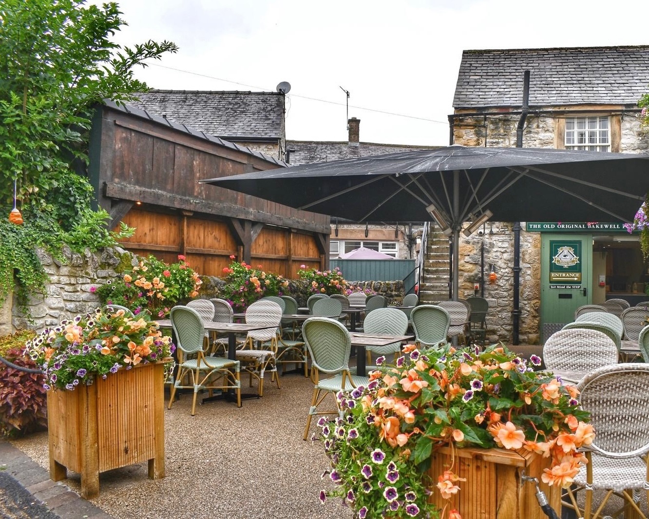 This glorious spring weather is making us happy 🌺🌸
Our courtyard is open and ready for visitors! ☺️
The perfect place to eat, dine and relax ⛅️☕️
#theoldoriginalbakewellpuddingshop #coffeespot #courtyardgarden #springtime