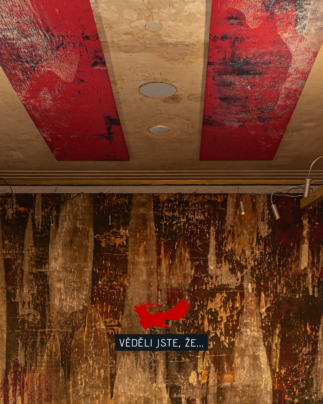 Všimli jste si někdy designových panelů na stropě? Nejsou tam jen pro efekt. Mají jasný účel – zlepšit akustiku v prostoru, aby byl váš zážitek z návštěvy co nejpříjemnější. 😊
Do restaurace Červený Jelen bylo instalováno 81 akustických panelů ze speciální akustické látky. Jejich podobu navrhl a autorizoval český malíř Patrik Hábl a pro jejich uchycení byl vyvinut unikátní systém instalace pomocí magnetů.
I díky nim se u nás můžete bavit bez zbytečného hluku – a užít si atmosféru tak, jak má být. ❤️
#cervenyjelen