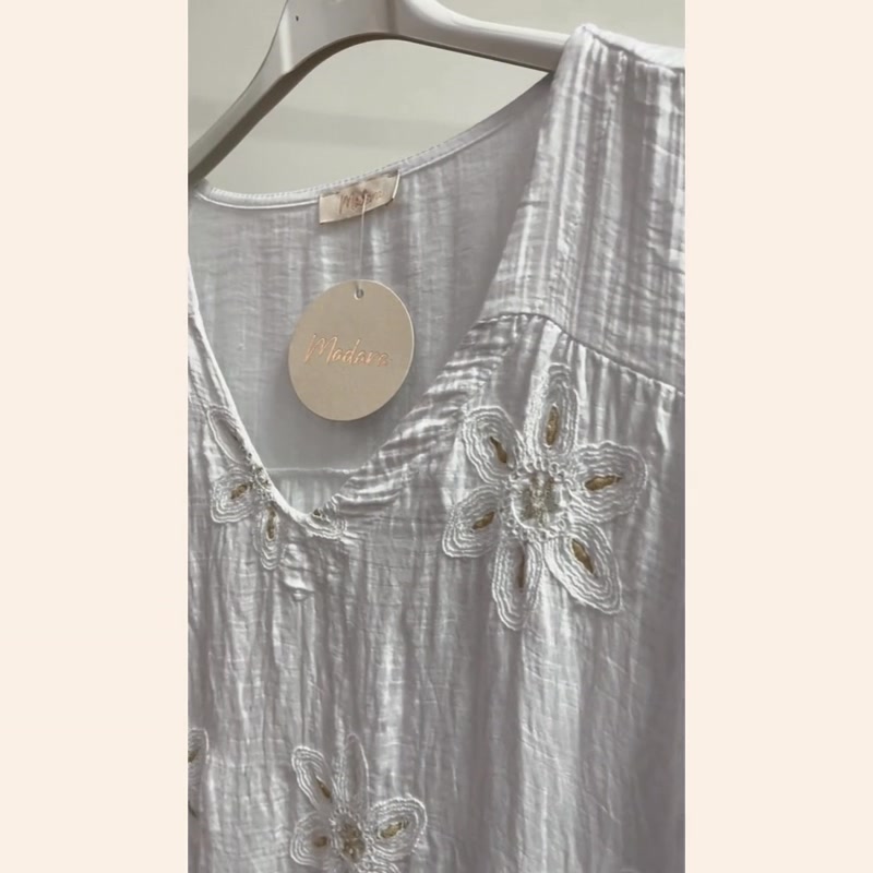 🌸 Petit détail qui change tout :
les fleurs brodées 🤍
Simple… mais pas basique 😍
👉 Vous aimez les détails comme ça ou pas ? 👇
🛍️ Disponible maintenant sur notre site : https://www.boutique-madara.com/product-page/tunique-brodée-fleurs
❤️ Likez et partagez !