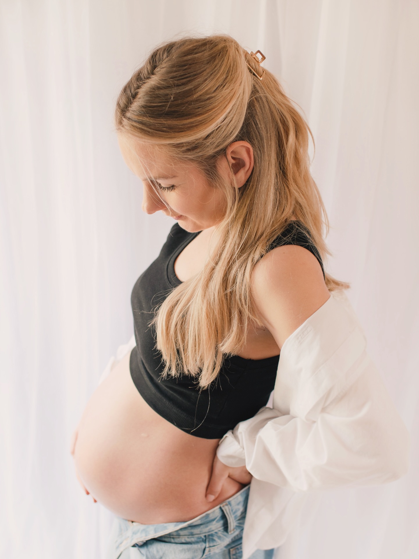 Beautiful mum-to-be -Hannah, glowing in the quiet comfort of home ✨
There’s something so special about capturing motherhood where your story truly unfolds — natural, intimate, and simply beautiful. 🤍
#maternityphotographer #maternityphotoshoot #stalbans #hemelhempstead #berkhamsted Harpenden | Hertfordshire