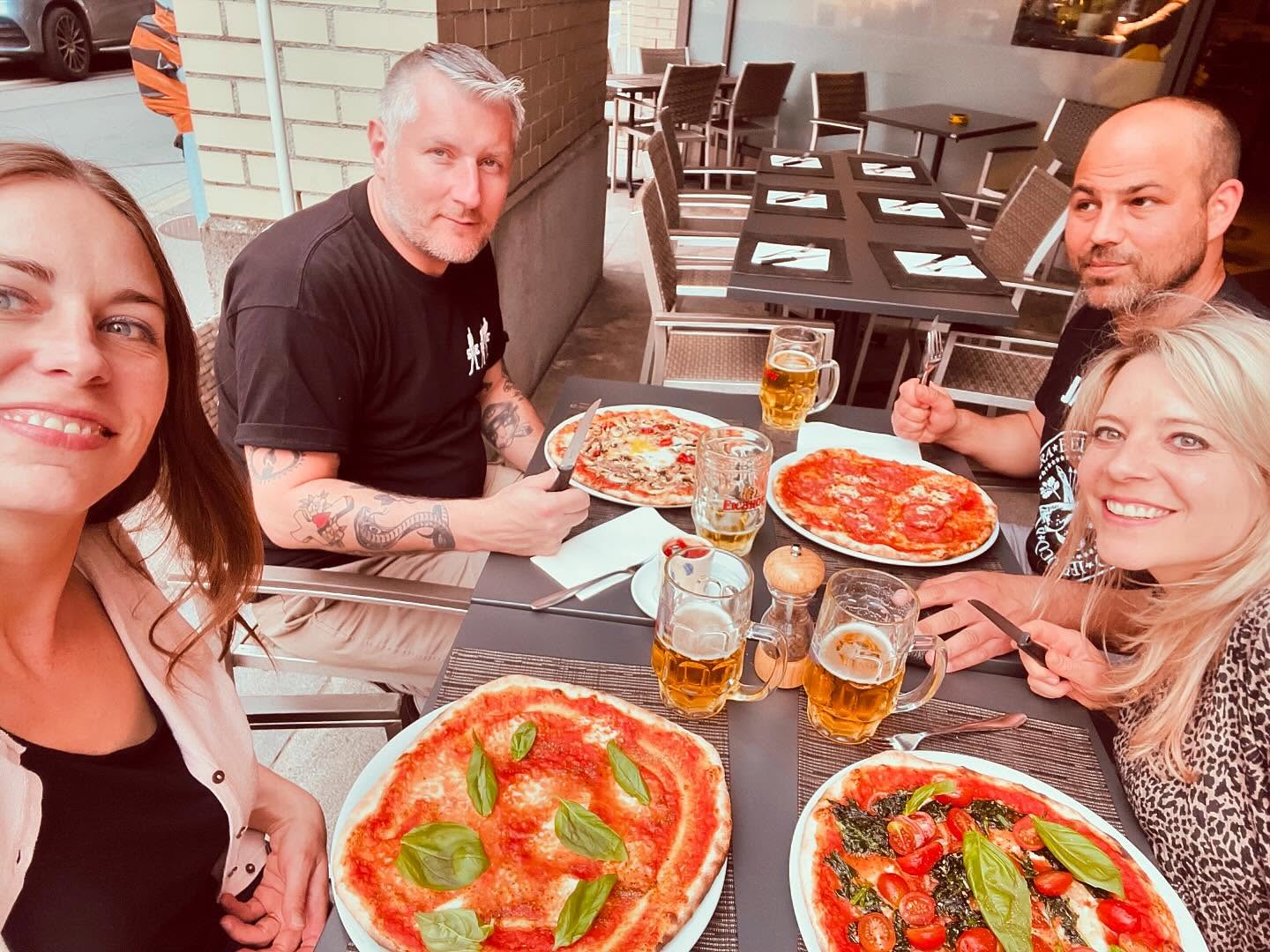 Pizza & Delilahs = 💘. Getting ready for some grrreat shows & a studio session this summer!!
#pizzalove #newsong #delilahs #dapino #loudsummer #bandlove #pizzapop