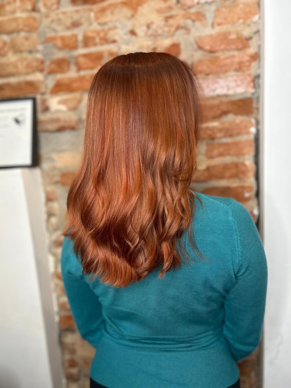 Elle voulait du caractère. On lui a donné du feu 🔥avant /apres
Coloration cuivrée réalisée à L’Atelier de Maud ✨”
coloration Toulouse • roux cuivré • coiffeur Toulouse • couleur cheveux • L’Atelier de Maud