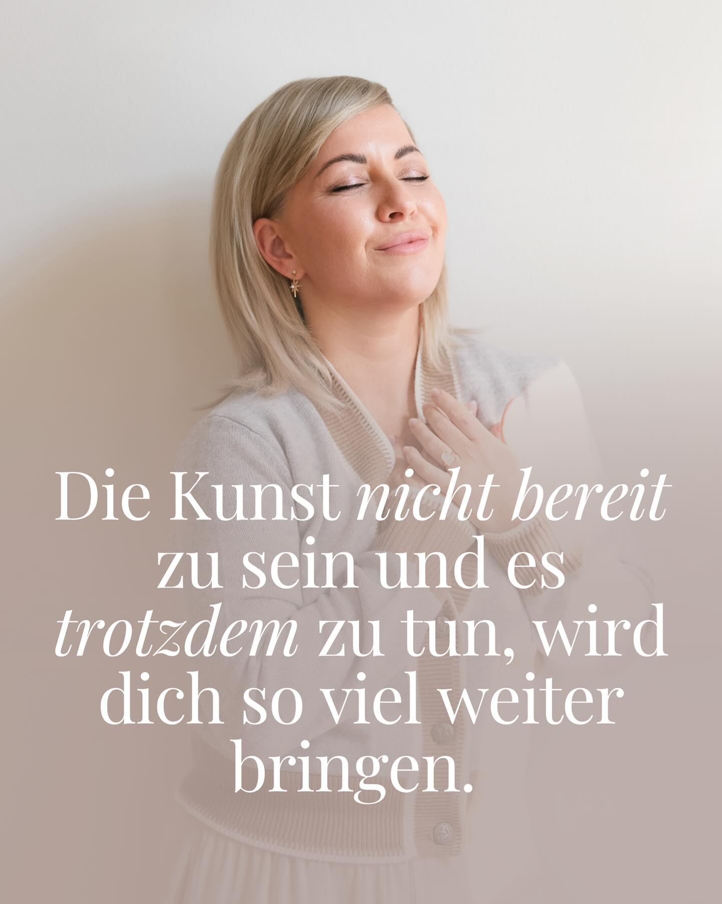 Du brauchst es nur zu tun …. Klingt so simpel oder? Und ist in Wahrheit so scheisse schwer! Das Spiel des Lebens spielen wir alle zum ersten Mal. Keiner kann es gewinnen, wir kommen mit nichts und gehen mit nichts. Und keiner von uns hat auch nur im geringsten eine Ahnung, was als nächstes passiert. Von einem auf dem anderen Tag kann alles anders sein. Ich versichere dir sogar, dass genau das passieren wird. Du wirst jetzt nicken, weil dir das sicher schon unzählige Male in deinem Leben selber so ging. Du hast einfach keinen blassen Schimmer mit was das Leben als Nächstes um die Ecke kommt. Ich kann dir nur sagen, dass es anders kommt, als du denkst. Und ja das ist ein ultra nerviger Kalenderspruch, doch merke ich immer wieder, dass er sowas von wahr ist. Und da wir das Spiel des Lebens alle spielen müssen und das einzige Ziel und die einzige Antwort auf alles LIEBE (zu allem was du tust und gibst) ist, kannst du es einfach tun, auch, wenn du noch nicht bereit bist. Egal was es auch ist. Augen zu! Und rein mit dir…. Was soll schon passieren? Im schlimmsten Fall wird es eine Erfahrung ❤️