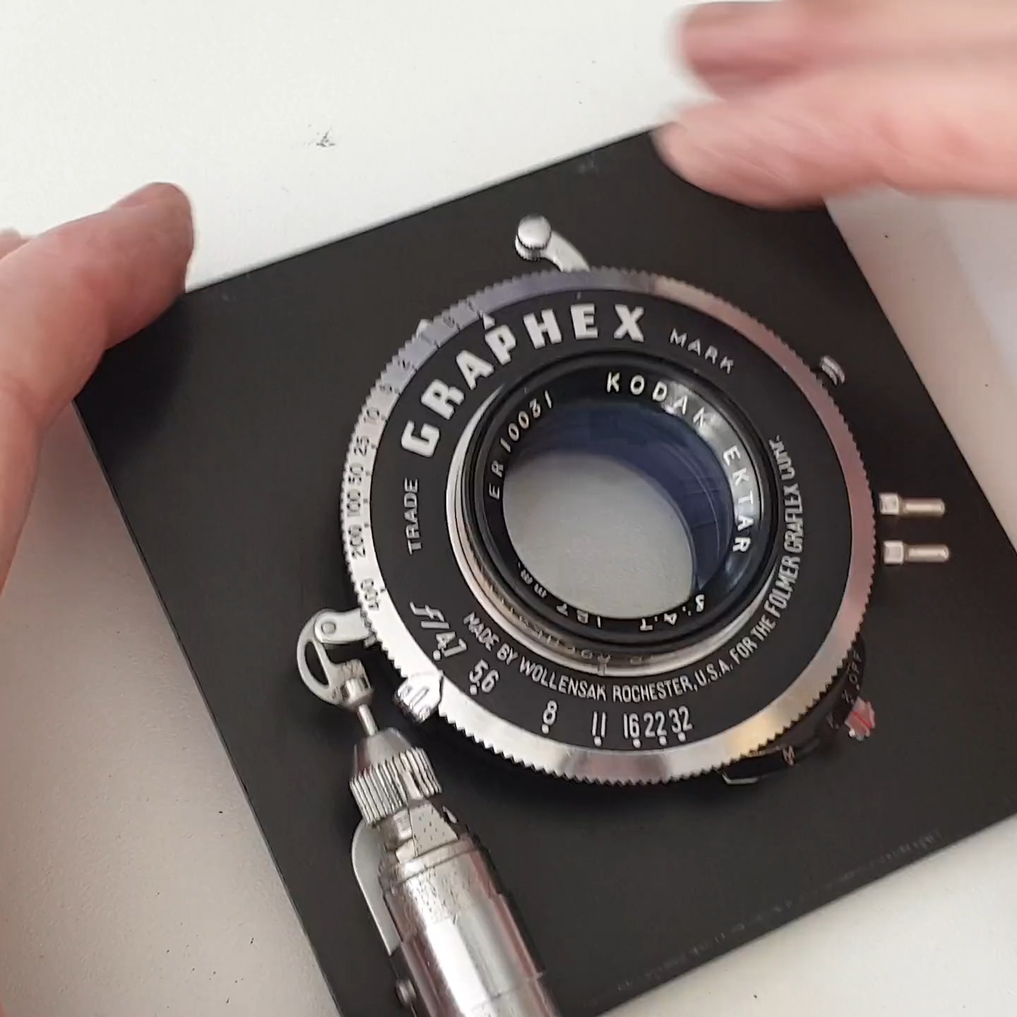 GRAPHEX Shutter #1 equipped with 3 flash synchronisation modes.
This one is fitted with a Kodak EKTAR 127 mm F:4.7 lens and mounted on a 4x5 Graflex Speed Graphic Anniversary, on sale in our shop.
In beautiful condition after servicing.
Link in bio 👆
.
.
. #graflex #graflex4x5 #filmnotdead #largeformatcamera