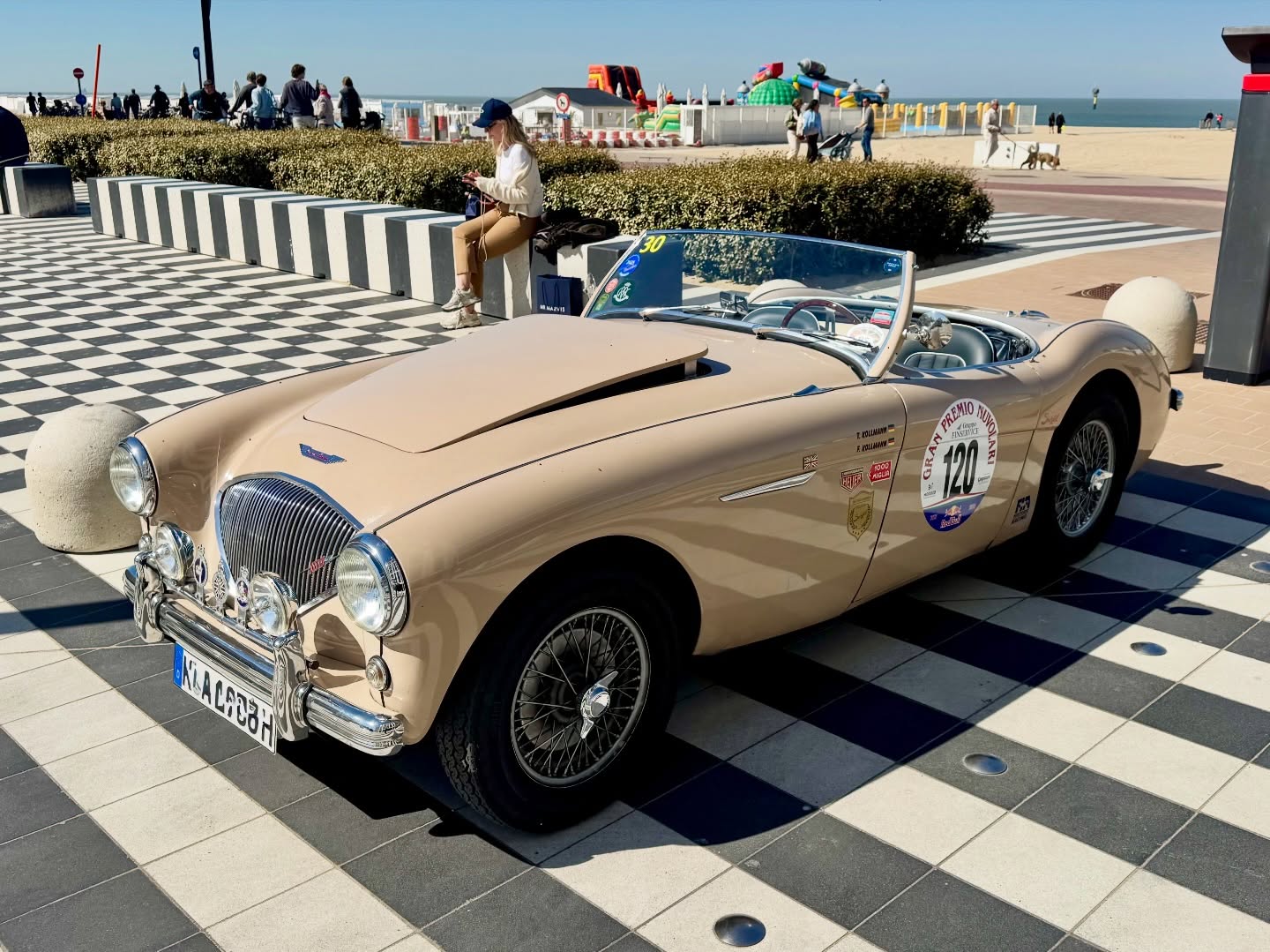 ✨ We are in Knokke, Belgium… 🇧🇪 💎
Spent a sun-drenched weekend on the elegant Belgian coast in Knokke with this absolute showstopper: a 1953 Austin Healey 100/4 BN1, finished in its incredibly rare and original „Coronet Cream“! 🍦
This is classic roadster perfection. The lines, the color, and that perfect setting on the geometric plaza right by the beach—it’s just pure automotive romance. It’s not often you find one of these in this original color and in such pristine condition. For a true classic racing enthusiast, this is the ultimate find.
I’m so excited to share this stunning photo series with you. Check out all four shots!
📸 If you’re passionate about classic racing, timeless cars, and vintage style, make sure to hit that follow button @RacingQueen1953 for more content like this!
Happy motoring! 🏁
#classiccar #vintagecar #austinhealey #austinhealey100 #britishroadster @austin_healey_club_belgium @austin_healey_magazine @a_h_c_g @myknokkeheist @zoute_grand_prix @knokke.le.zoute