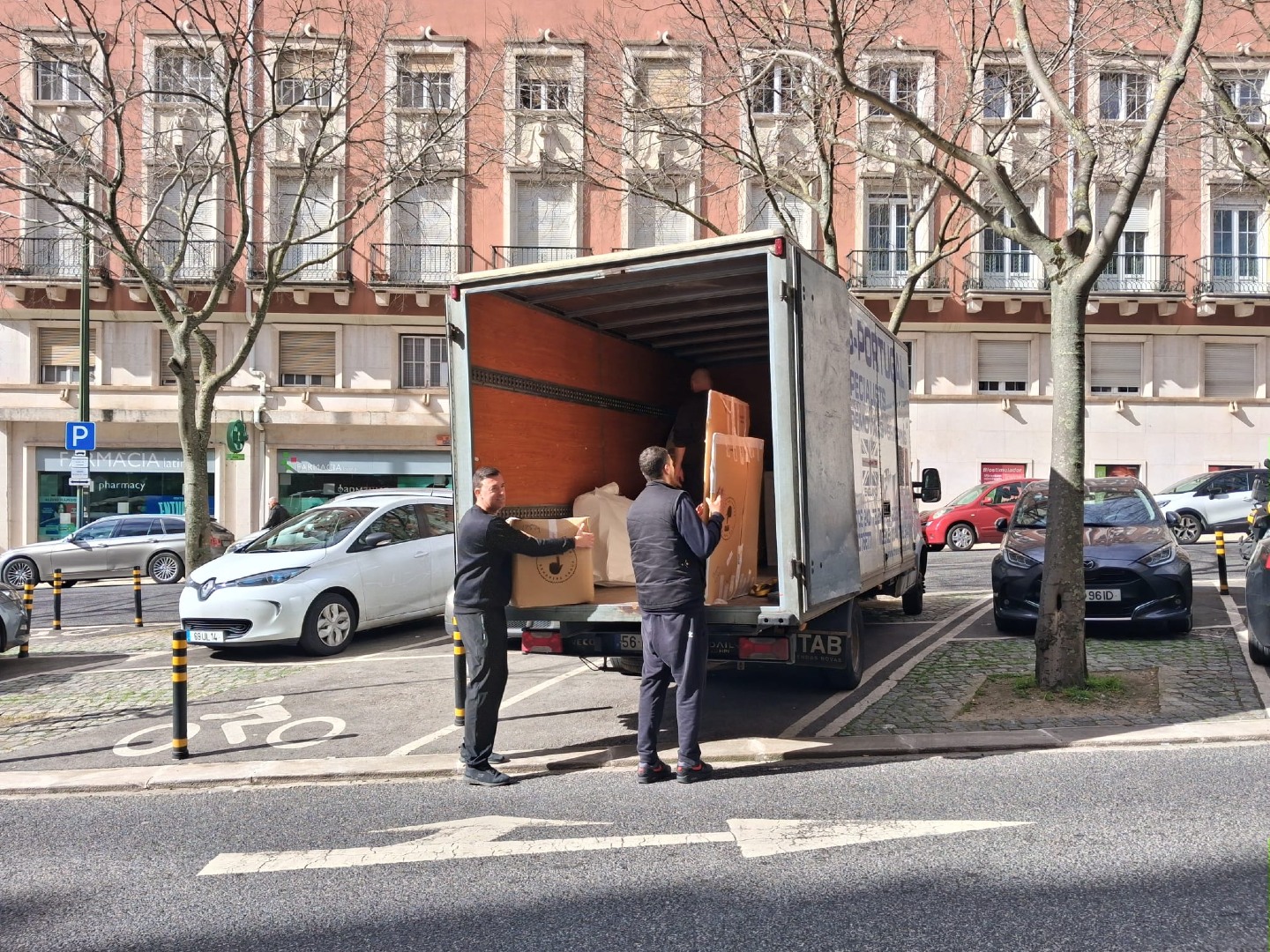 Portugal is keeping us on our toes. Lots of deliveries, lots of removals, and a brilliant team making it all happen.
Reach out to our team via phone or email for a free quote â
LONDON OFFICE
22-24 Homecroft Rd, London, N22 5EL, United Kingdom
0208 807 6677
PORTUGAL OFFICE
Inter Luis
Estrada Nacional 10
Centro Empresario Sado Internacional
Armazem D21, 2910-835 SetĂșbal
00 351 265 708 240
info@tp-internationalremovals.co.uk
#homeremovals #movingcompany #relocationexperts #movingtotheuk #vehicleshipping