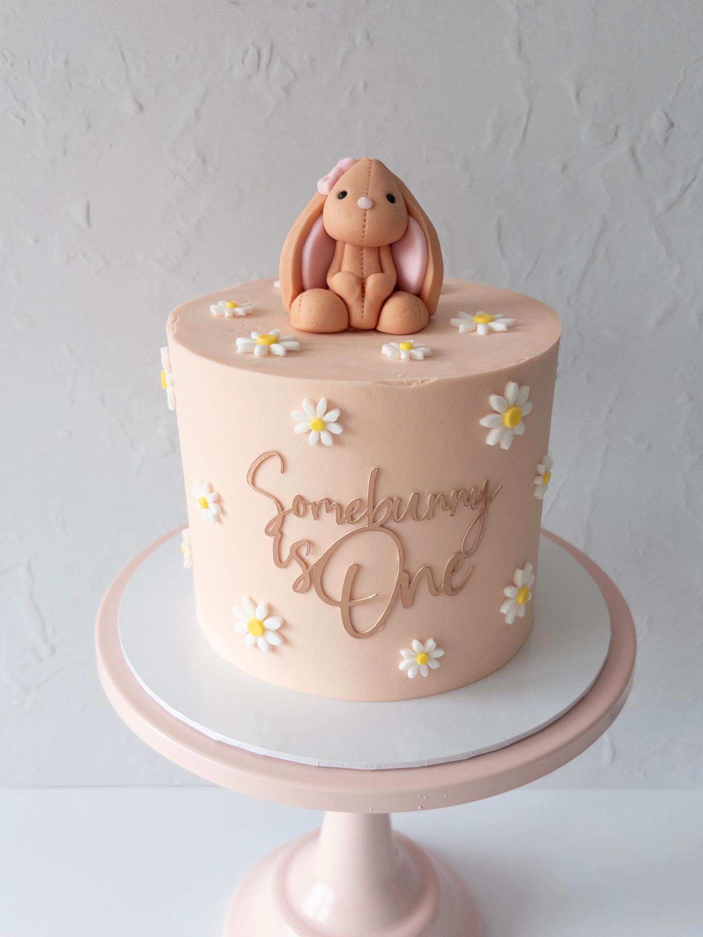 Hope everyone has had a lovely Easter weekend. Who else can’t wait for sunshine tomorrow! ☀️
#firstbirthdaycake #firstbirthdaycakes #rabbitcake #bunnycake #daisycake