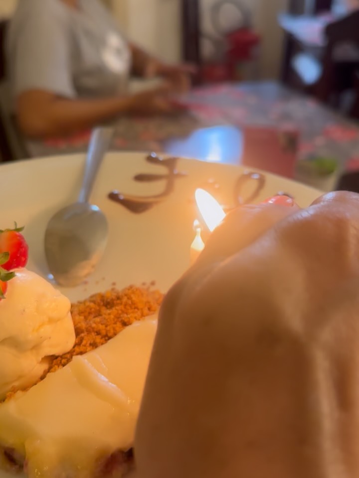 Quem frequenta nossa casa, sabe que é bem comum ouvir um parabéns cantado com entusiasmo por nossa equipe, pelos salões.
Agora, quando alguém da equipe é aniversariante, o negócio (me desculpem os clientes), é especial …
Afinal, o convívio diário, promove dentre tantas coisas, o cuidado, a parceria e o afeto. Claro, que isso dentro de um ambiente sadio, como o nosso.
Tô falando de tudo isso, porque hoje é o aniversário da Lilica, uma mulher muito importante para nossa equipe.
Ela cozinha, organiza, lava e cuida com esmero do nosso fogão. Dá gosto de ver!
A você, Eliene, desejamos dias felizes e muita saúde.
Você é muito especial ✨🌹
Feliz Aniversário !
Equipe Casa da Villa
#casadavillarestaurante
#chefkatialopes