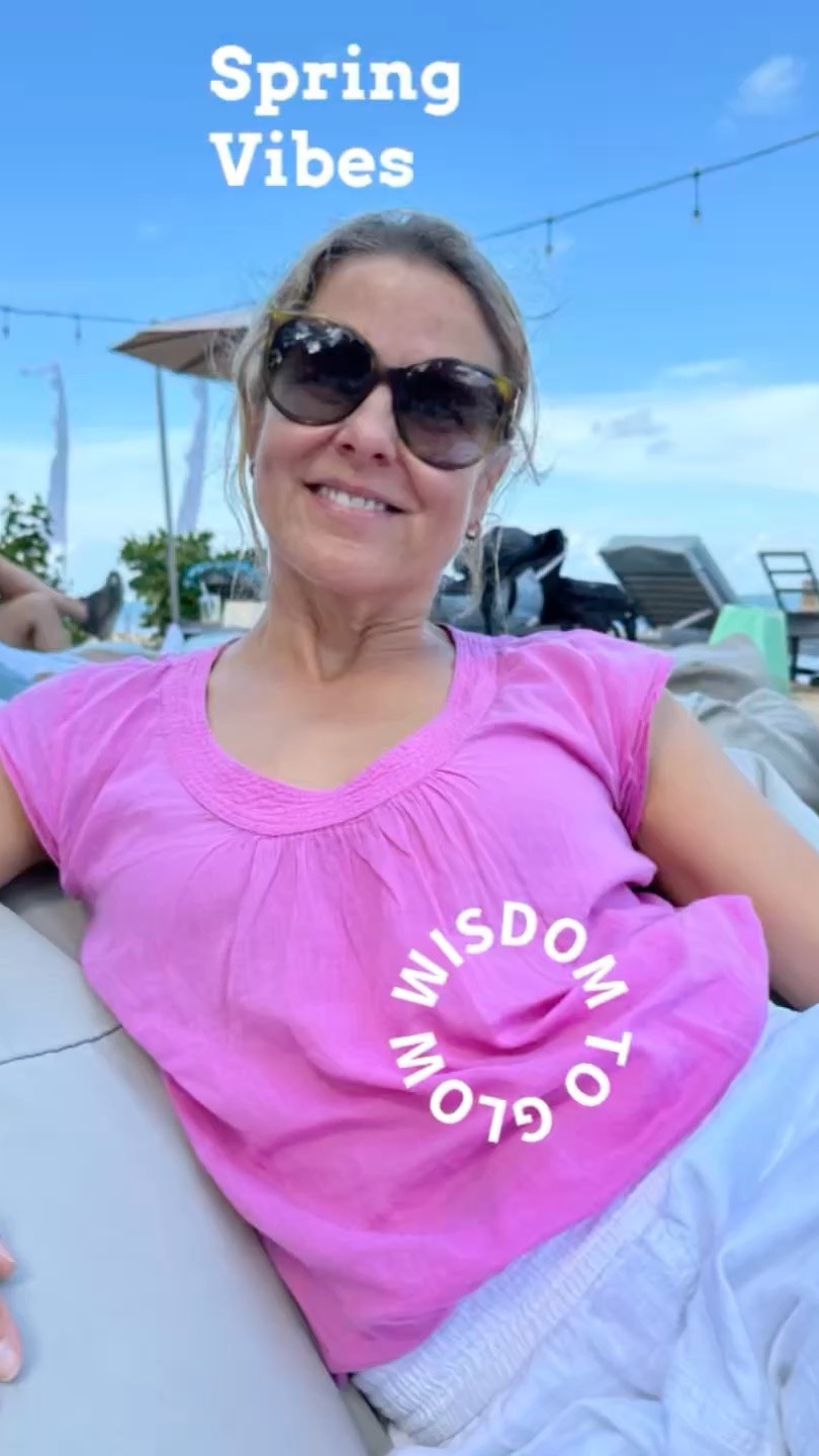 Spring Vibes: Die Natur macht es uns vor: Sie schüttelt den Winter ab, lässt Altes hinter sich und beginnt mutig von vorn.
Diesen Schwung können auch wir nutzen und unsere innere Einstellung auf "Frühling" programmieren.
In der Philosophie von Osho heißt es, dass Dankbarkeit ein natürliches Nebenprodukt ist, wenn wir uns wieder mit dem Leben verbinden. Der Frühling ist die perfekte Einladung dazu:
1️⃣ Schüttle den Ballast ab: Genau wie bei einer aktiven Meditation – lass den Winterblues los.
2️⃣ Staune wieder: Schau dir an, wie kraftvoll ein kleiner Keimling ist. Das ist pure Lebensenergie!
3️⃣ Schau nach vorn: Jeder Sonnenstrahl ist eine Erinnerung daran, dass wir jeden Tag neu wählen können, worauf wir unseren Fokus richten.
Worauf freust du dich in diesem Frühling am meisten?
#Frühlingsanfang #PositiveVibes #Neuanfang #PositiveMindset #Dankbarkeit #Osho #Frühlingsgefühle #MentalHealth #Lebensfreude