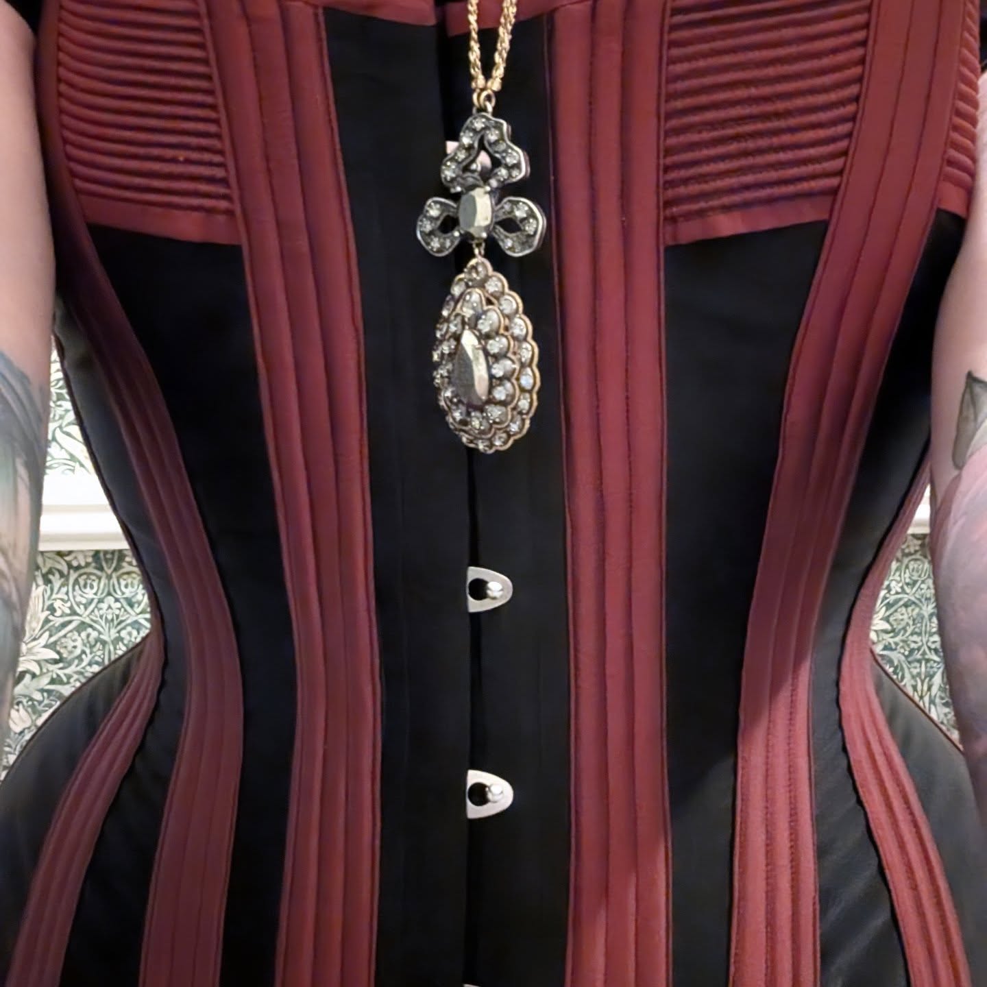 If you've met me over the last 3 weeks, chances are I've already talked about how amazing @thecorsetryretreat is, but here we are again cause I cannot recommend it enough!✨✨
The super talented @emmabrackenbury.costume and @moodycorsetry with a team of awesome humans run all thw corsetry retreats at Caer Beris Manor in Wales. I was incredibly lucky to be invited to attend their last Alumni retreat and share my experience and tips and It was, quite simply, amazing.
There are many things that make thecorsetryretreat special from the days filled with workshops, a gallery with incredible antique and modern corsetry for endless inspiration, the amazing @kittysmortensen photoshoots and overall presence that would add sparkle to anyone's day, down to the shared passion, and the sense of real community building, so It’s not just learning corsetry — it’s immersing yourself in it, surrounded by people who truly get it.
Tu cut short - If you love corsets, sewing, or just need a beautiful creative break, do yourself a huge favour and book The Corsetry Retreat 🖤