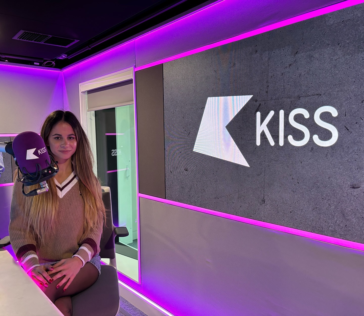 This morning, I had an amazing opportunity to tour @bauermedia.uk home to @kissfmuk, @magicfm, and @absoluteradio🎙️💜
It was so inspiring to see how these stations work behind the scenes.
A big thank you to @studentradioassociation for organising such an exciting experience!
