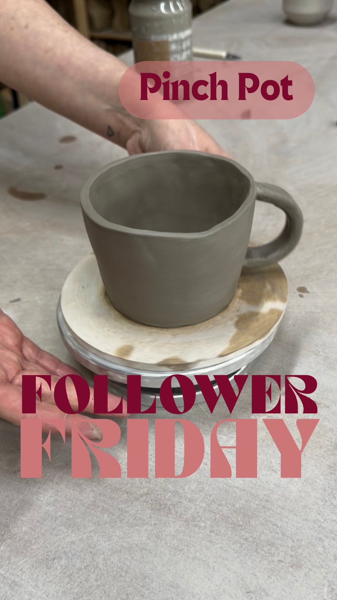 📢 FOLLOWER FRIDAY 🎉 pinch pots are super simple to make with very little tools or equipment needed. Personally I love a wonky pot but for today’s tutorial we’re focusing on finessing the pinch pot to look as sleek as a wheel thrown one ✨ *spot the cameo from my temp camera assistant who is back from uni for a visit