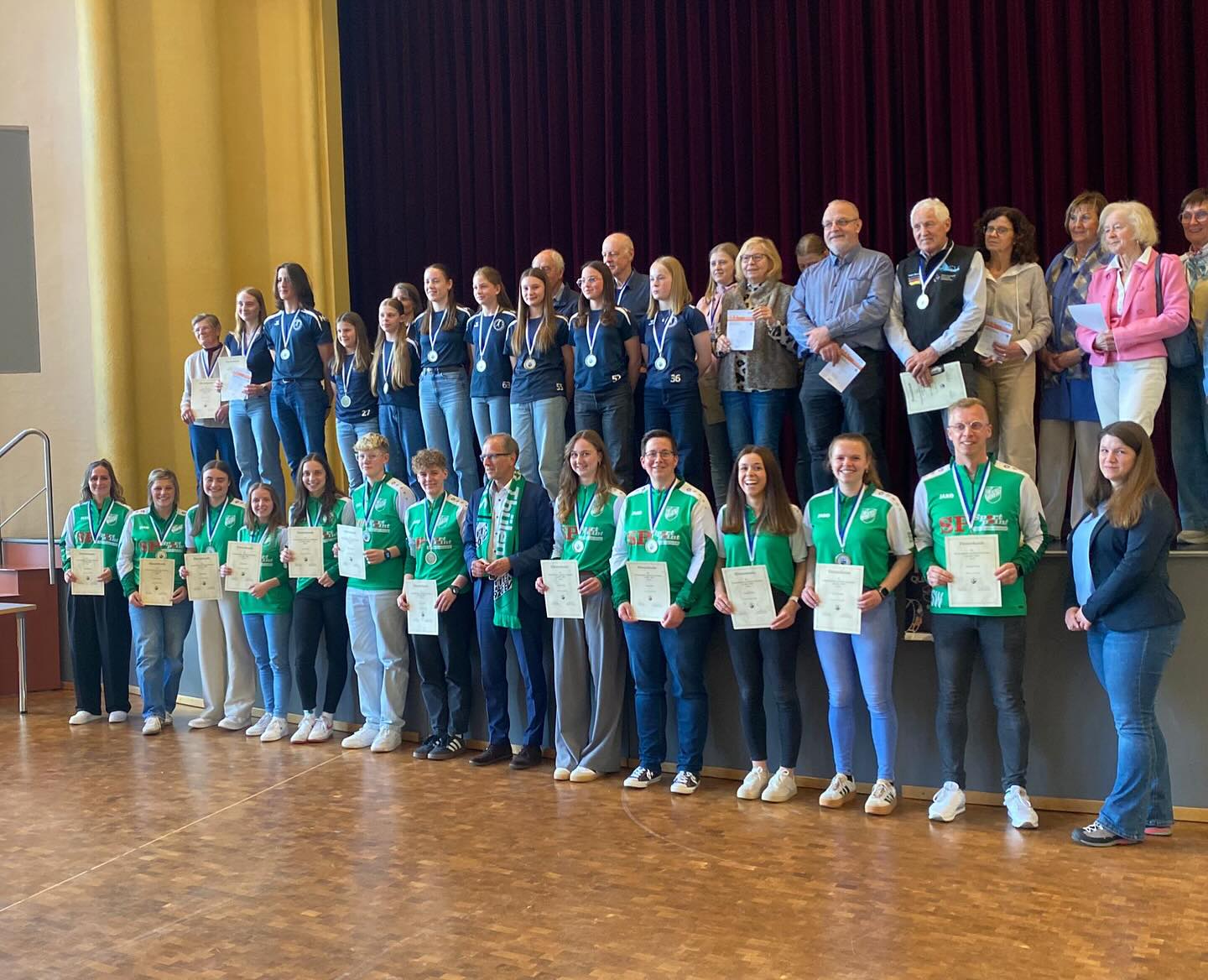 ⚽🏅 Auszeichnung für SVT-Damen 🏅⚽
Eine besondere Auszeichnung erhielten die Fußballdamen des SV Thülen am Donnerstagabend im Briloner Kolpinghaus.
Die Mannschaft um Spielführerin Jessica Krefeld wurde von der Stadt Brilon für ihre hervorragenden Leistungen geehrt.
Dazu gehören unter anderem der Aufstieg in die Westfalenliga, der Klassenerhalt im letzten Jahr sowie eine überaus erfolgreiche Hallensaison.
Wie schon auf der letztjährigen HSK-Sportgala übernahm Bürgermeister Christof Bartsch, bekennender Fan der SVT-Kickerinnen, die Auszeichnung der erfolgreichen Mannschaft vom Thülener Scheid. Für das Team gab es jeweils eine Ehrenurkunde und eine Medaille. 🏅
Nach der Veranstaltung ließ die Mannschaft den Abend mit einem gemeinsamen Pizzaessen 🍕 gemütlich ausklingen.