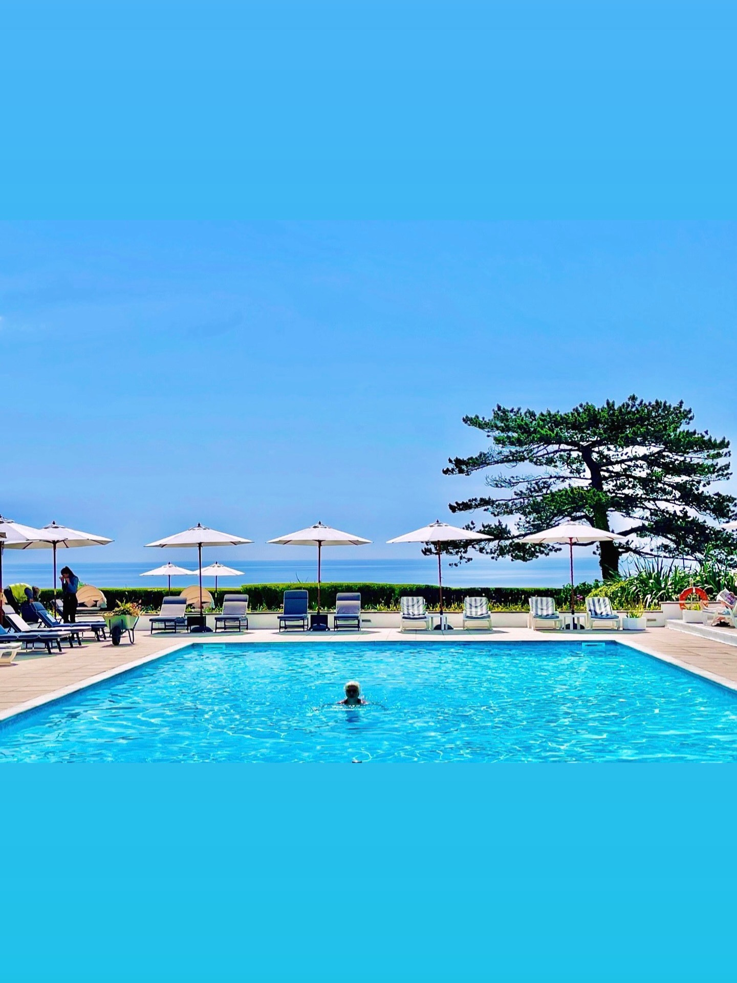 A grand day out by the poolside over the driveway. #lovecarlyonbay