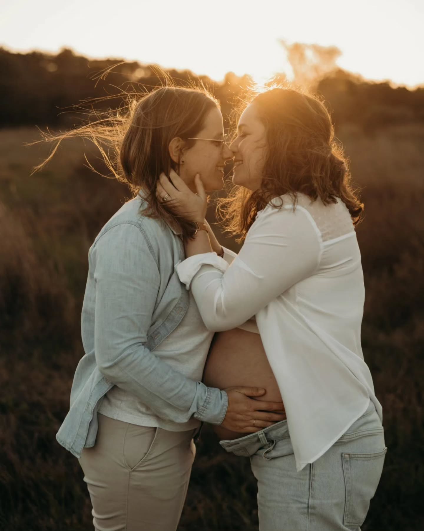 C'est l'histoire de M&M, deux grands cœurs rencontrés tout d'abord autour d'une séance d'engagement à la plage, puis pour leur mariage.
Aujourd'hui leur histoire se poursuit, la famille s'agrandit et je suis la plus heureuse de pouvoir les accompagner dans ces moments si importants ✨
Comme beaucoup d'entre vous, elles me redisent qu'être prises en photos, ce n'est pas simple. Puis il fait froid, de grosses rafales de vent sont de la partie mais impossible de décaler la séance sans risquer que bébé n'arrive avant..
On parle, on marche, on essaie de se réchauffer. Et quand les derniers rayons de Soleil arrivent, la magie opère 🔆
Quand l'amour est là, tout est magnifique !