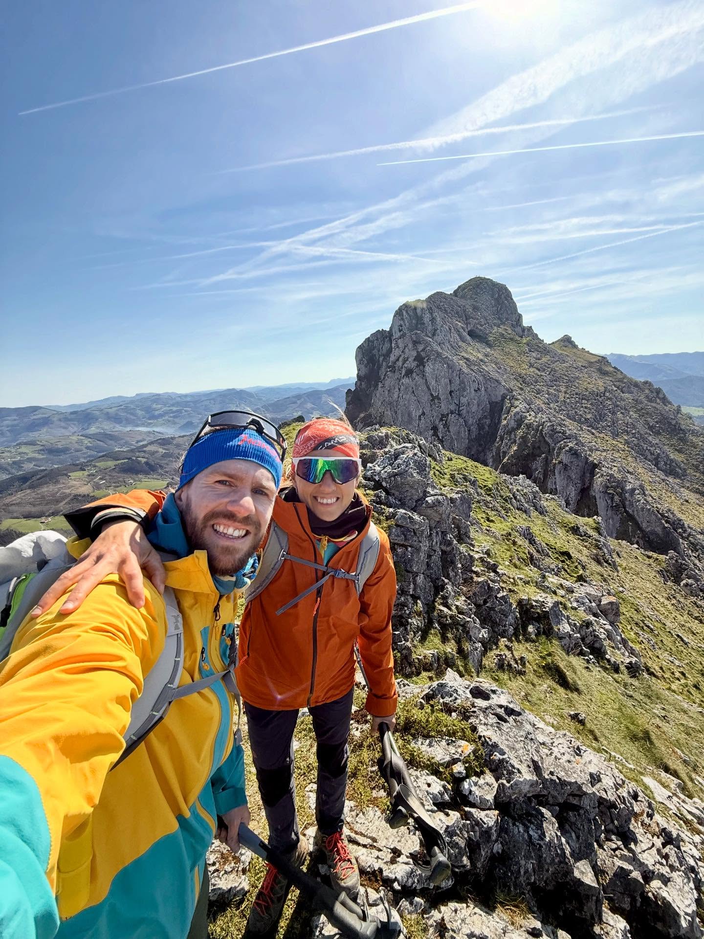 ⛰️Udalaitz 1.119m
Gracias a vuestras recomendaciones, acertamos de lleno. Ayer fue uno de esos días que se quedan. Un día espectacular, una ruta divertidísima.
Lo mejor: la gente.
Con mucha gente mantuvimos conversaciones, nos contaron historias, consejos…
Cada uno aportando algo, como si la montaña nos juntara a todos en el mismo punto.
Mirábamos alrededor y reconocíamos cimas de otros años.
Momentos, recuerdos, caminos ya vividos…
y esa sensación de volver a casa, aunque estés lejos.
El norte tiene algo especial.
No solo por sus montañas, sino por lo que te hace sentir cuando estás allí.
Nos fuimos con mucho más que una cima.
Nos llevamos un regalo ✨
Gracias por guiarnos hasta aquí.
Seguimos descubriendo. ⛰️
#udalaitz #televiajar