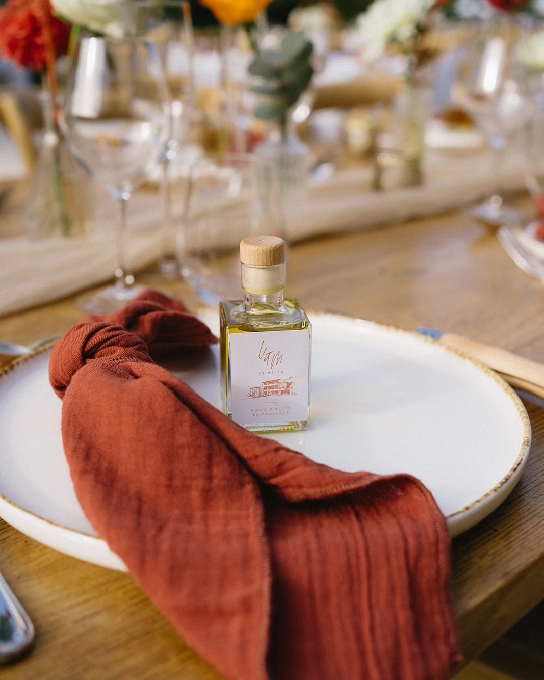 D É T A I L S
.
.
ou l'art de tout coordonner pour son mariage. Une réussite pour @laura_lcn et @matt_d.m ❤️
.
.
Photographe @laurineblly
Lieu @bastidedesbarattes
.
.
#decorationmariage #papeteriemariage #mariage2024 #mariage #menumariage #marqueplace #cadeauinvités #mariageenprovence #papierartisanal