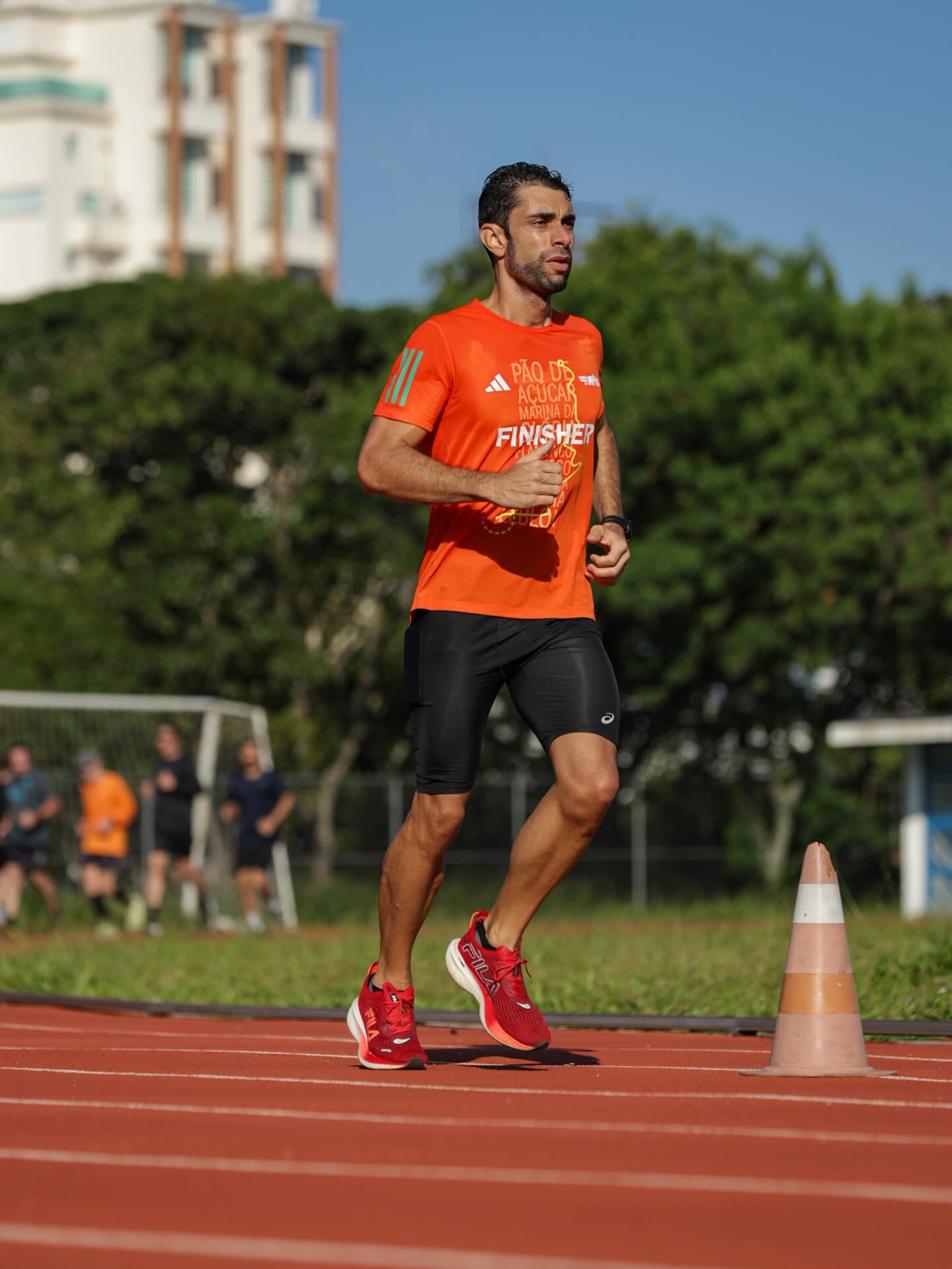 Hoje teve 18k de pista em Z2, fechando minha semana de maior volume neste ano, com 48k/semana, mesmo ainda “distante” da minha prova alvo deste primeiro semestre, a Meia de BH no final de junho e um mês depois, 21k na SP City. O que para mim, atualmente, é o “de menos”.
Digo isso porque hoje percebo que depois que você aprende que o “segredo” está no processo, na preparação, e aprende com o mesmo e desfruta do caminho, o “grande dia” da prova chega de modo muito mais natural, mais leve.
Particularmente, eu gosto mesmo é de treinar, de me preparar, a prova é a “coroação” do processo. E sendo sincero, em comparação com os últimos anos, quero cada vez mais treinar bem, mas fazer menos prova, escolhendo bem as poucas que fizer. Enfim, são fases…
E na minha carreira de modo similar, o que mais me motiva é o processo. As horas/dias de estudo para montar uma nova palestra/aula, para atender com excelência um paciente, para inovar e/ou elaborar um novo produto (alguns por vir neste ano 😶).
O “segredo” sempre está no processo, o grande dia nada mais é que uma consequência de como você executou o processo. Logo, não se esqueça: o “segredo” está no processo. No treino, na alimentação/suplementação de todo dia, nas horas/dias de estudo, no descanso/recuperação.