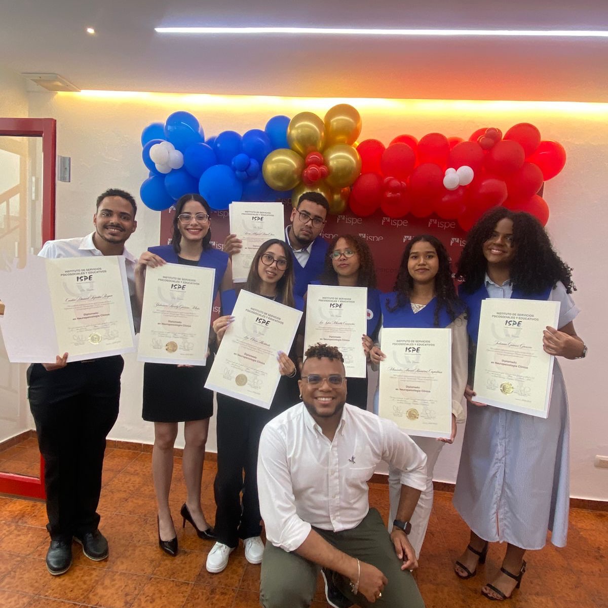 “Elegiste crecer… y hoy se nota.”
Cada clase, cada práctica, cada momento de aprendizaje te trajo hasta aquí.
Hoy no solo recibes un título: te conviertes en alguien capaz de comprender, evaluar y transformar vidas.
En el ISPE celebramos a quienes apostaron por la educación… y lo lograron.
Felicidades, especialistas en neuropsicología clínica.
El impacto que viene… es enorme.