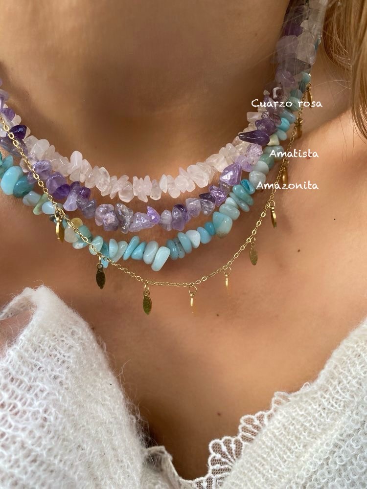 Collares minerales, gargantillas 🌸
Inspiradas en la tierra, diseñadas para ti. No hay dos iguales porque cada piedra tiene su propia historia:
-Turmalina negra: El escudo protector definitivo; absorbe y bloquea las malas energías. 🛡️
-Aventurina verde: piedra de la salud, aporta equilibrio. 🌿
-Fluorita: Claridad mental y enfoque; ayuda a ordenar el caos y potencia la intuición. 💡
-Ojo de tigre: Fuerza y confianza; el mineral de los valientes para alcanzar metas. 🐯
-Cuarzo rosa: Amor propio y armonía; sana el corazón y atrae la ternura. ✨
-Amazonita: Calma profunda y equilibrio; ayuda a soltar tensiones y a expresarte mejor. 🌊
-Amatista: Paz interior y transmutación; convierte el estrés en serenidad. 💜
Cualquier duda, pregúntanos 🥰
Disponible en tienda online y física 🙌🏻🔮
#JoyeriaArtesanal #piedrasnaturales #agartha #minerales #collares