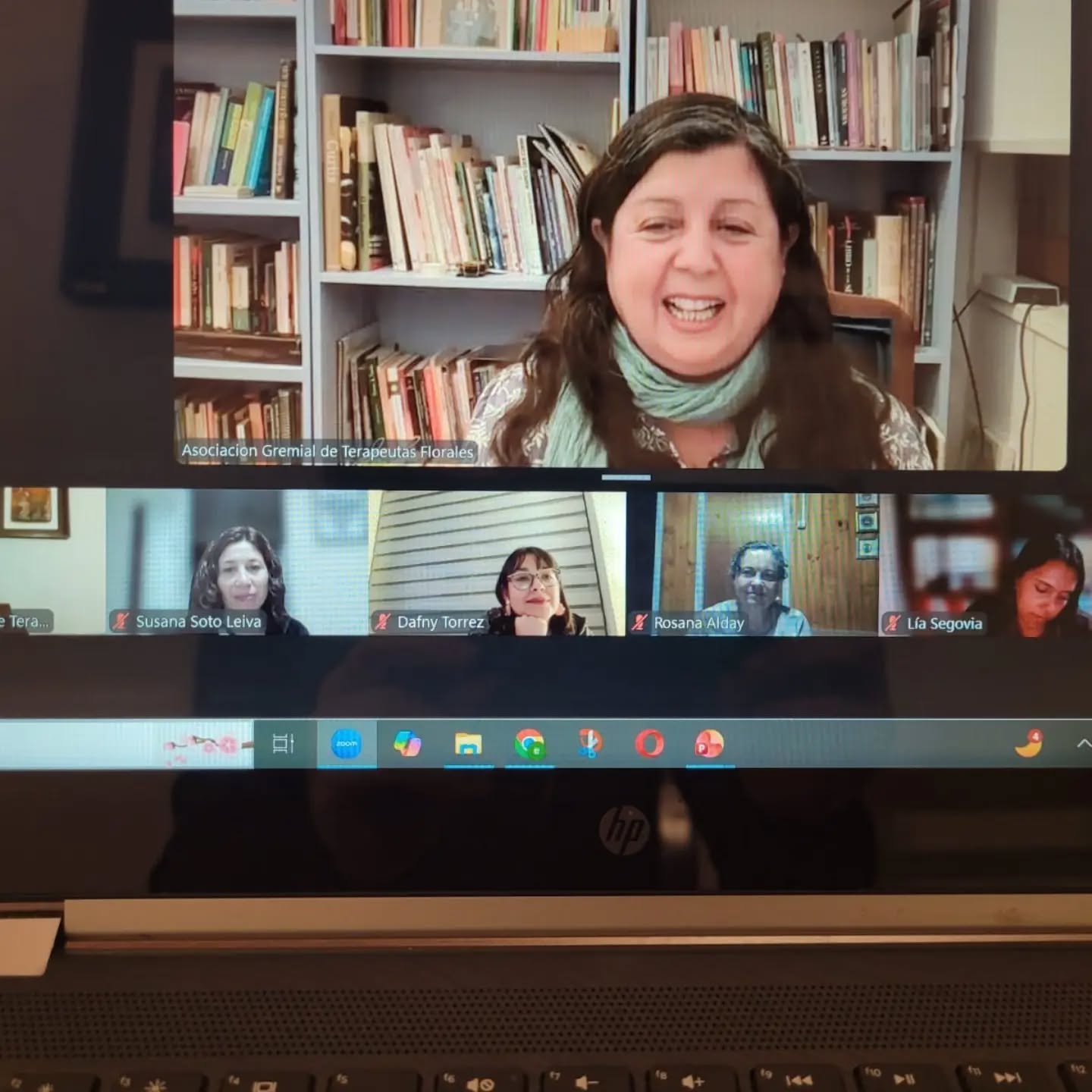 Estamos muy felices por el inicio del Curso de nivelación AGTF, dirigido a terapeutas florales que quieren acreditarse.
Es un curso de profundización para quienes desean contactar con los fundamentos de la Terapia Floral, conectada al linaje y enseñanza del doctor Edward Bach, y guiado por profesoras de alto nivel: Claudia Parada, Elizabeth González, Daniela Santoro y Jessica Ojeda, cada una aportando un granito de arena que se complementa con el otro.
Buen viaje, compañeras !!! 💚
Si no te has inscrito todavía, estás a tiempo. Contáctanos por redes sociales !!!
Un abrazo floral