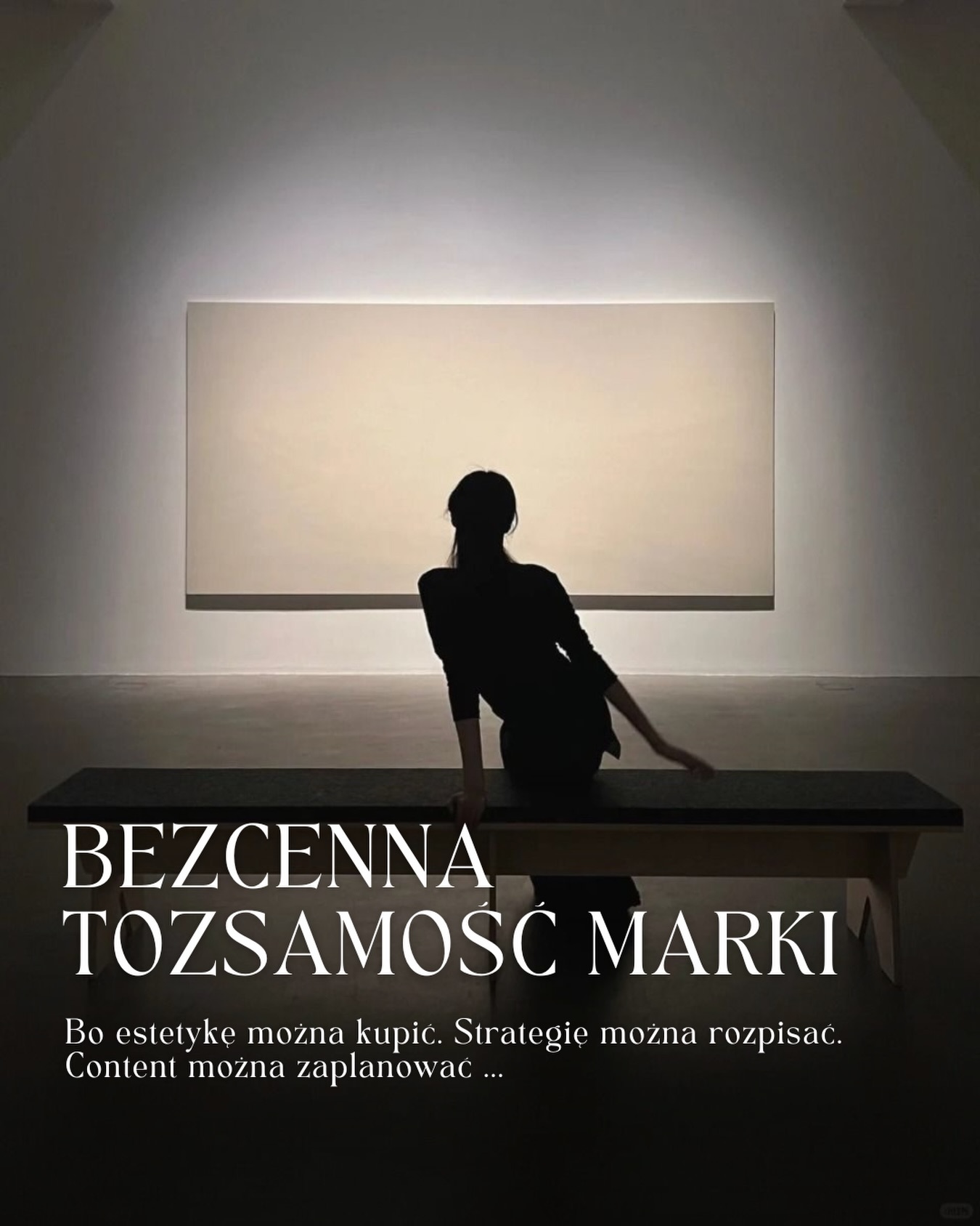 Tożsamość marki nie zaczyna się od logo.
Ani od kolorów, fontów czy estetycznego feedu.
Zaczyna się dużo wcześniej — od tego,
co marka naprawdę chce znaczyć.
Bo marka bez tożsamości bardzo szybko zaczyna mówić cudzym językiem.
Powtarza modne hasła.
Reaguje zamiast prowadzić.
Wygląda dobrze, ale nie zostaje w pamięci.
A przecież rozpoznawalność to nie tylko kwestia widoczności.
To kwestia charakteru.
Silna marka wie:
co mówić,
jak mówić,
a czego nie musi mówić wcale.
Tożsamość nie jest dodatkiem do komunikacji.
Jest jej fundamentem.
I właśnie dlatego marki, które są naprawdę spójne,
nie muszą krzyczeć najgłośniej,
żeby zostać zauważone.