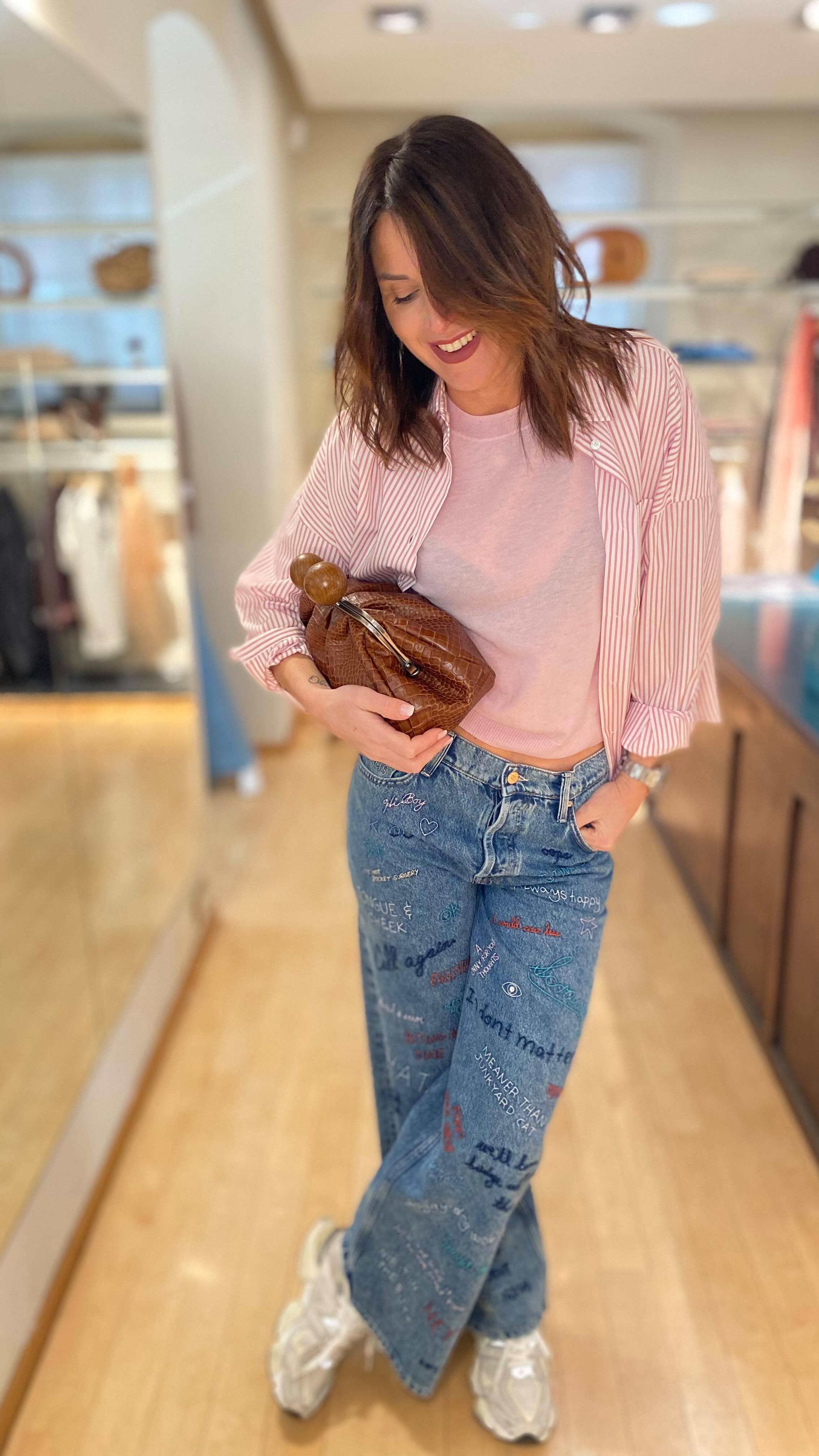 Ragazze, rivediamo il jeans unico di @mother in questo outfit che punta sul rosa 🌸👚… ma non solo!💙🤎
- Jeans The mid rise double dip €575
- Maglia @weekendmaxmara €189
- Camicia @weekendmaxmara €169
- Pasticcino bag @weekendmaxmara €429
#motherdenim #weekendmaxmara #abbigliamentodonna #altamoda #luxuryfashion