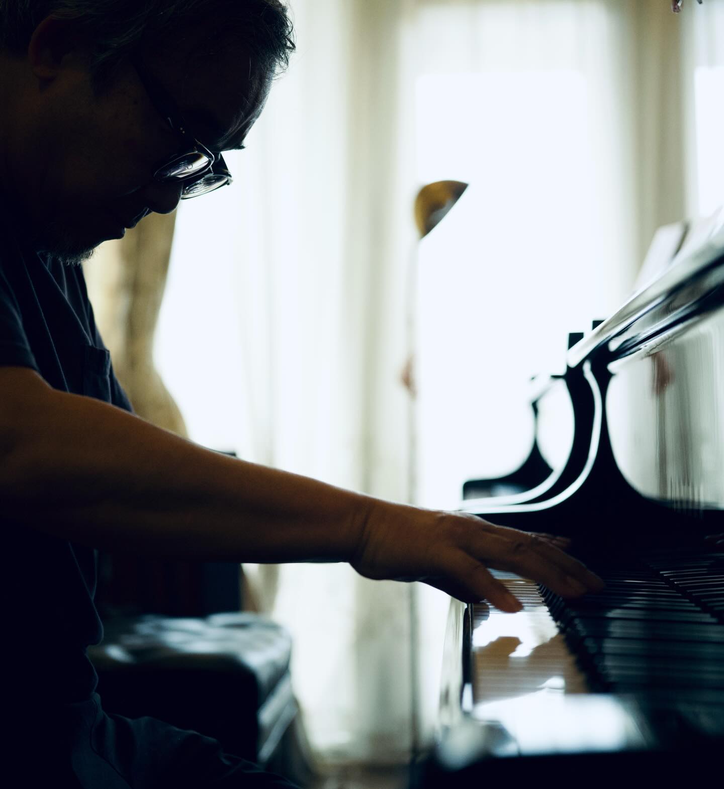 本日のBecause it is thereインタビュー撮影はプロピアニストの先生。本当に素敵な雰囲気を持つ方でした。あ、写真の人物はインタビュー執筆の寺倉さんです。一流の書き手は一流の弾き手として写ってしまうようです。