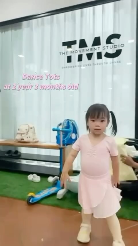 We are simply OBSESSED with this video captured by a TMS Mommy, following her young dancer in our Tots Together class! 🤩 What a beautiful peek into this fun class through the eyes of her daughter! ✨
🎥 Credit: @xrachelfang - Thank you for sharing this joyous video with us! 🙌🤗
#sgdance #kidsdancesg #totsexplore #totstogether #movement