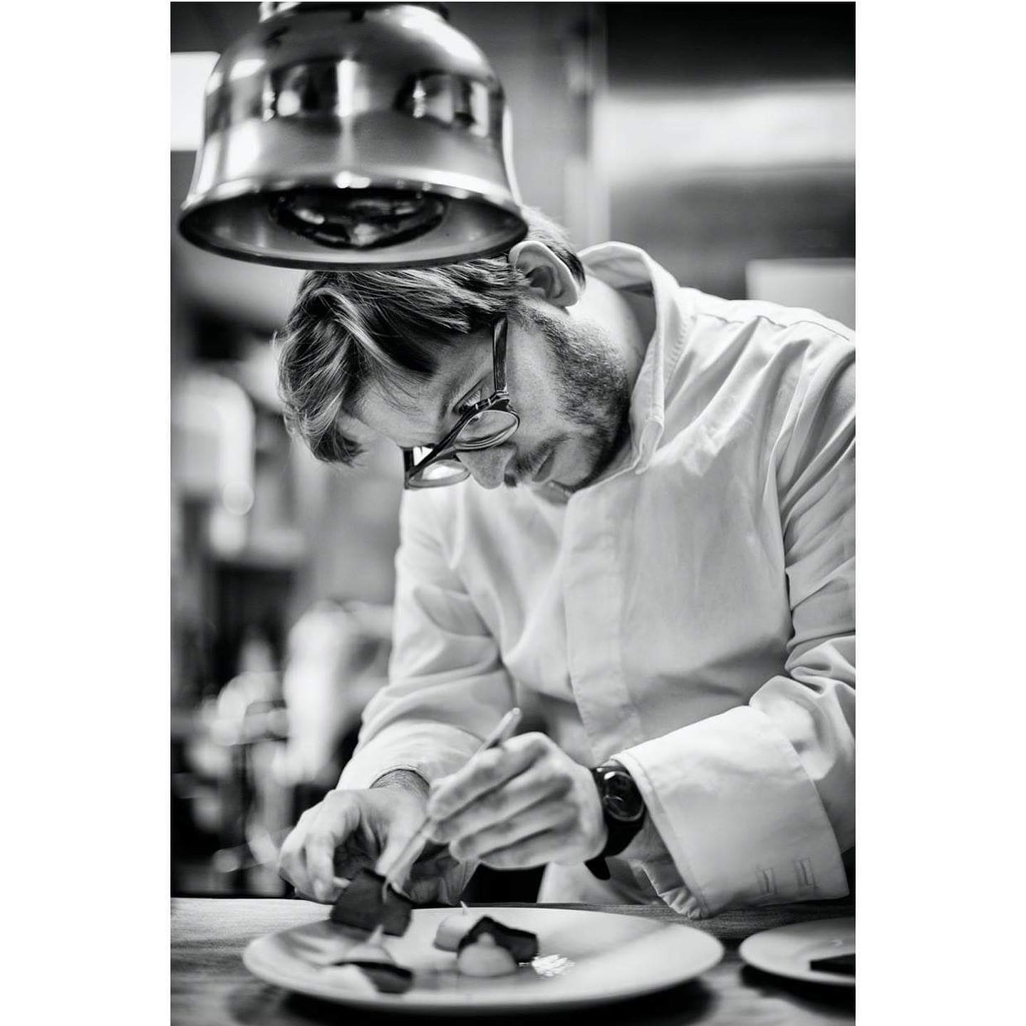 Vendredi 21 Février 2020 !
On ouvre l'année, qui sera pleine de nouveautés, dans la continuité. On coupe le ruban avec @jeromefaure1 , notre copain, qui prit son premier poste de chef, en 2003, à l'Hôtel des Bains, avant d'illuminer de son talent l'Hôtel du Golf, à Corrençon, et le domaine de Fontenille, dans le Lubéron, deux magnifiques tables, étoilées grâce à Jérôme. Il reste un genre de parrain de coeur de nos cuisinières, et revient collaborer ponctuellement avec notre équipe avec plein d'idées que nous retrouverons sur nos cartes futures !
Le vendredi 21, il nous proposera un dîner spécial et unique.
Réservez vite ! Nombre de places limitées !
On vous attend Martin et Pascal.
photo: @anthonycottarelphotographer
#hoteldesbains #menuspecial #jeromefaure #copains #gourmet #collaboration #exclusif #partage #convivialité #nouveauté #2020 #parrainage #soireedefolie #reservezvite #travaildequipe #chef #vins #tradition #bistronomie #miammiam #foodie #soiréeunique