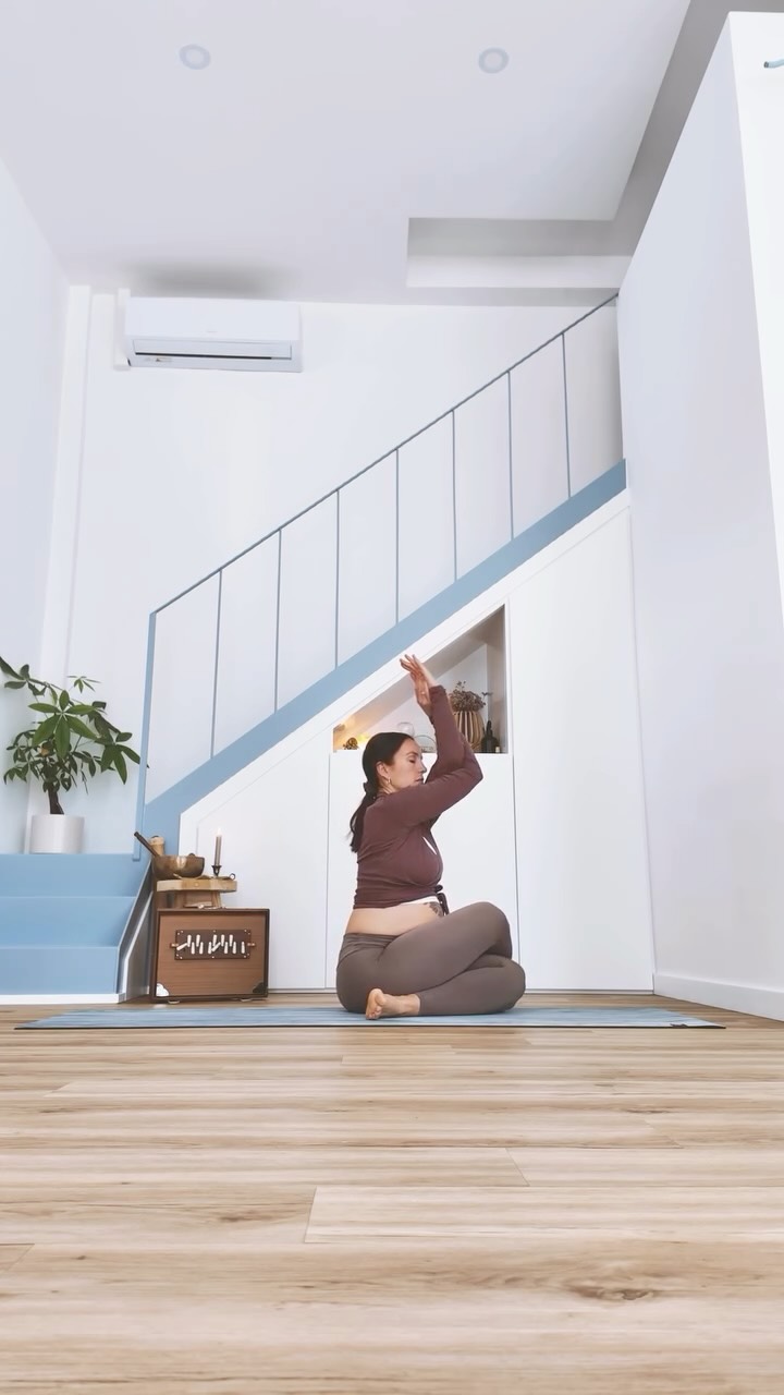 𝒎𝒊𝒔 𝒇𝒂𝒗𝒐𝒓𝒊𝒕𝒐𝒔 𝒅𝒆 𝒆𝒔𝒕𝒂 𝒆𝒕𝒂𝒑𝒂 ✨
Y digo de esta etapa porque nada o poco se parecen a los del anterior embarazo. Me reconozco en cada una de las veces que me dijeron: 𝘤𝘢𝘥𝘢 𝘦𝘮𝘣𝘢𝘳𝘢𝘻𝘰 𝘦𝘴 𝘂𝗻𝗶𝗰𝗼. Y tan sólo he necesitado algo más de la mitad del camino para poder verlo con claridad.
Cada uno traen a personas diferentes al mundo con sus cualidades e historias personales y en medio de todo eso, estoy yo, siendo 𝗰𝗮𝗻𝗮𝗹 una vez más. Haciéndome a la vida con un bebé en mi interior. Disfrutando de ser dos los que os acompañan en las clases y ahora sí, 𝚊𝚙𝚛𝚎𝚌𝚒𝚊𝚗𝚍𝚘 𝚌𝚊𝚍𝚊 𝚍í𝚊 𝗰𝗼𝗻 𝗴𝗿𝗮𝘁𝗶𝘁𝘂𝗱.
Después de este pequeño parón de contenido que quizás ni has notado personalmente, vuelvo a crear pero desde otra piel. Con el único fin de poder acercarte todo lo que me hace bien y donde vuelvo a encontrarme, por porquito que sea, con todo lo que estoy transitando.
Espero que lo recibas con las mismas ganas con las que son creadas.
GRACIAS siempre 𝘱𝘰𝘳 𝘴𝘦𝘨𝘶𝘪𝘳 𝘢𝘤𝘰𝘮𝘱𝘢ñ𝘢𝘯𝘥𝘰𝘮𝘦 en cada muda de piel 🫀