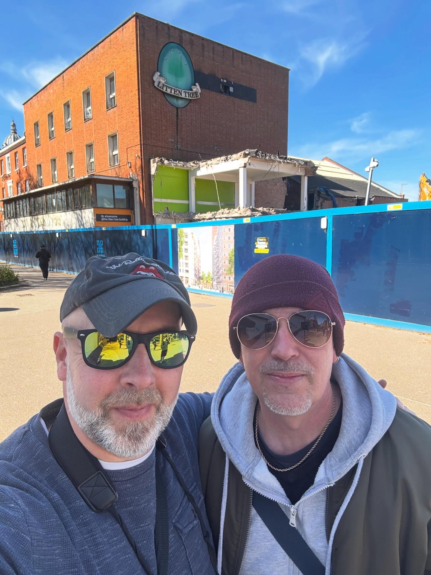 Lovely to bump into @lord.numb this morning and reminisce about the LTB building behind us….#lordnumb #brinkstreetart