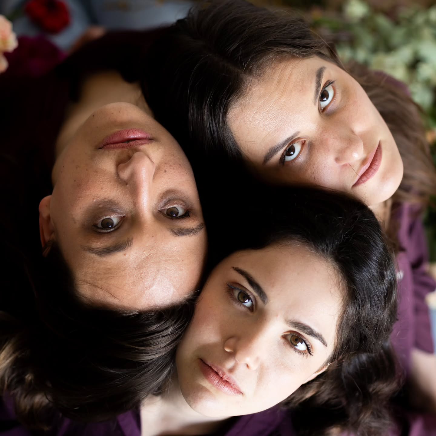 😈MONSTRE-MOI😈 Voici @laetitia_leroy_ @chloeagv et @clara__hertz sous l'objectif de @tonportrait_bis 🌹
Nous serons à Avignon au Théâtre de l'Oriflamme du 4 au 25 juillet à 20h35 pour vous présenter le thriller psychologique Monstre-moi ! Prêt•es à avoir le cerveau retourné ? 😏
En attendant, on lance une cagnotte pour nous soutenir car Avignon reste à la fois un beau tremplin et un gros risque, notamment financier ! Alors, si vous souhaitez participer à notre aventure et soutenir la jeune création, rendez-vous en bio pour récupérer le lien de notre cagnotte Helloasso ☺️ Même 5€ nous aide et si vous ne pouvez rien donner, n'hésitez pas à partager ça aide aussi ✨
On a vraiment hâte de vous faire découvrir notre travail ! Si vous voulez voir Chloé sur scène avant Avignon, direction le @theatre_14 pour Les Déshérités, l'ère des enfants sans père, une adaptation de Platonov tous les samedis du mois de mai 🪩 De son côté, Clara sera à l'affiche du @theatre_ouvert_luxembourg en juin dans Porn for the blind de Victorien Robert ! 🖤
#ciesoleilnoir #monstremoi #thriller #festivaldavignon