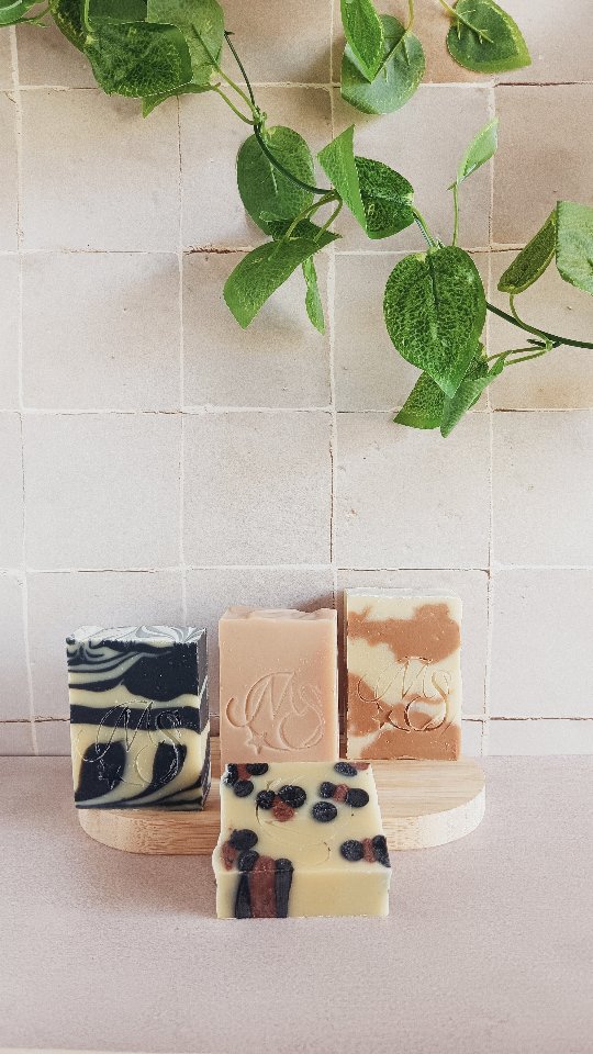 Ils sont enfin là !!!!
Ça y est, c'est le grand jour !
La collection éphémère "Les Sauvages" est en ligne.
4 savons
4 inspirations
4 expressions du vivant
🐆 les contrastes du léopard
🦒 les nuances douces de la girafe
🦓 les lignes graphiques du zèbre
🦩 la délicatesse du flamand rose
Le Calico, le Picpa, l'Aube et le Duo changent d'apparence mais restent fidèles à ce qui compte vraiment : naturels, doux et respectueux.
Cette collection sauvage, produite en petites quantités, est disponible sous forme de coffret.
Elle prendra fin lundi 11 mai à 19h.
Attention, il n'y en aura pas pour tout le monde !
À toi de jouer (lien en bio).
#savonnerieartisanale #artisanefrançaise #faitmain
