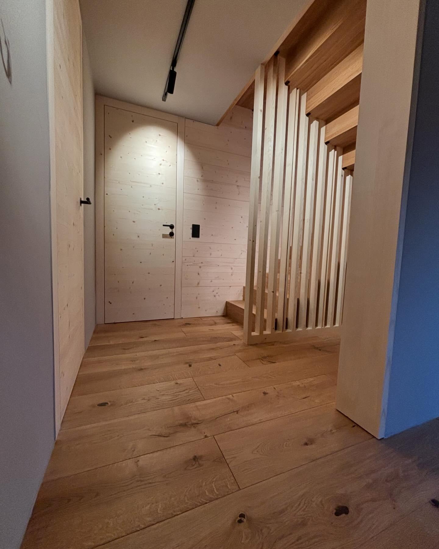 #juonag #hartmannarchitekten #innenausbau #fichtenholz #eichenholz #treppenbau #sauna #innentüren #inneneinrichtung #holzbau #holz #arosa #bergliebe