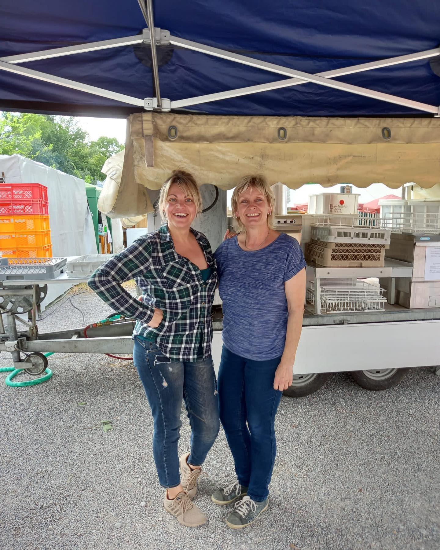 Letztes Wochenende stand in der Gemeinde Bretzfeld das Musikfest an 🎺 💃🏻 🍻
Für unseren Laternenumzug erhalten wir vom Musikverein immer tolle Unterstützung, weshalb wir beim Musikfest etwas zurückgeben durften🙂
So hatten wir einige fleißig, spülende Hände am Start, welche wir erstmal loben wollen - ihr seid großartig 👏
Der Musikverein hatte sich dazu überlegt für uns eine Spendenbox bei der Pfandrückgabe aufzustellen, die am Ende mit sagenhaften 225€ gefüllt wurde - WOW 🤗
Tausend Dank allen Spendern und vor allem an den Musikverein Bretzfeld 🫶🏻 geile Sache! 🥳
#gemeinsam #unterstützung #menschsein #menschunited #bretzfeld #musikfest #gutestun