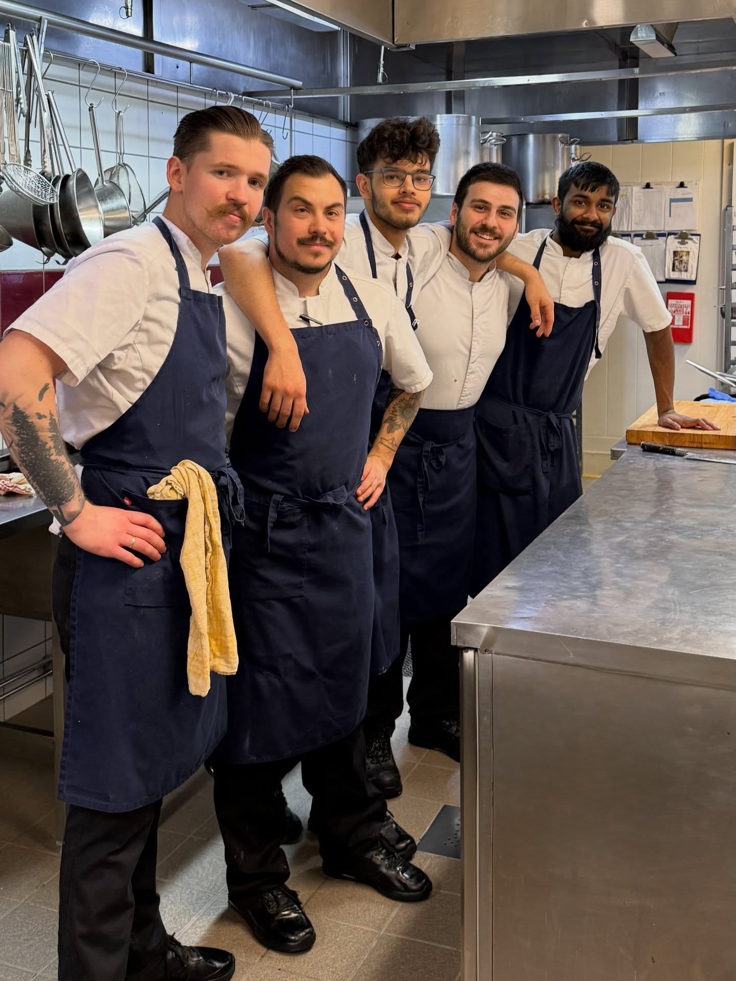 Påsken er over og hele kjøkkenteamet venter på dere.
Hils på Rihards, David, Leander, Alperen & Kobi.
Det er de som sørger for de gode smakene dere opplever hos oss.
Vi gleder oss til å ønske dere velkommen tilbake.📍 Dronningveien 500, 3531 Krokkleiva | 🌐 www.kleivstua.no |
📧 booking@kleivstua.no |
📞 +47 32 16 14 00.
#kleivstua #kleivstuahotell #møtestedetpåkrokskogen #matglede #opplevelser