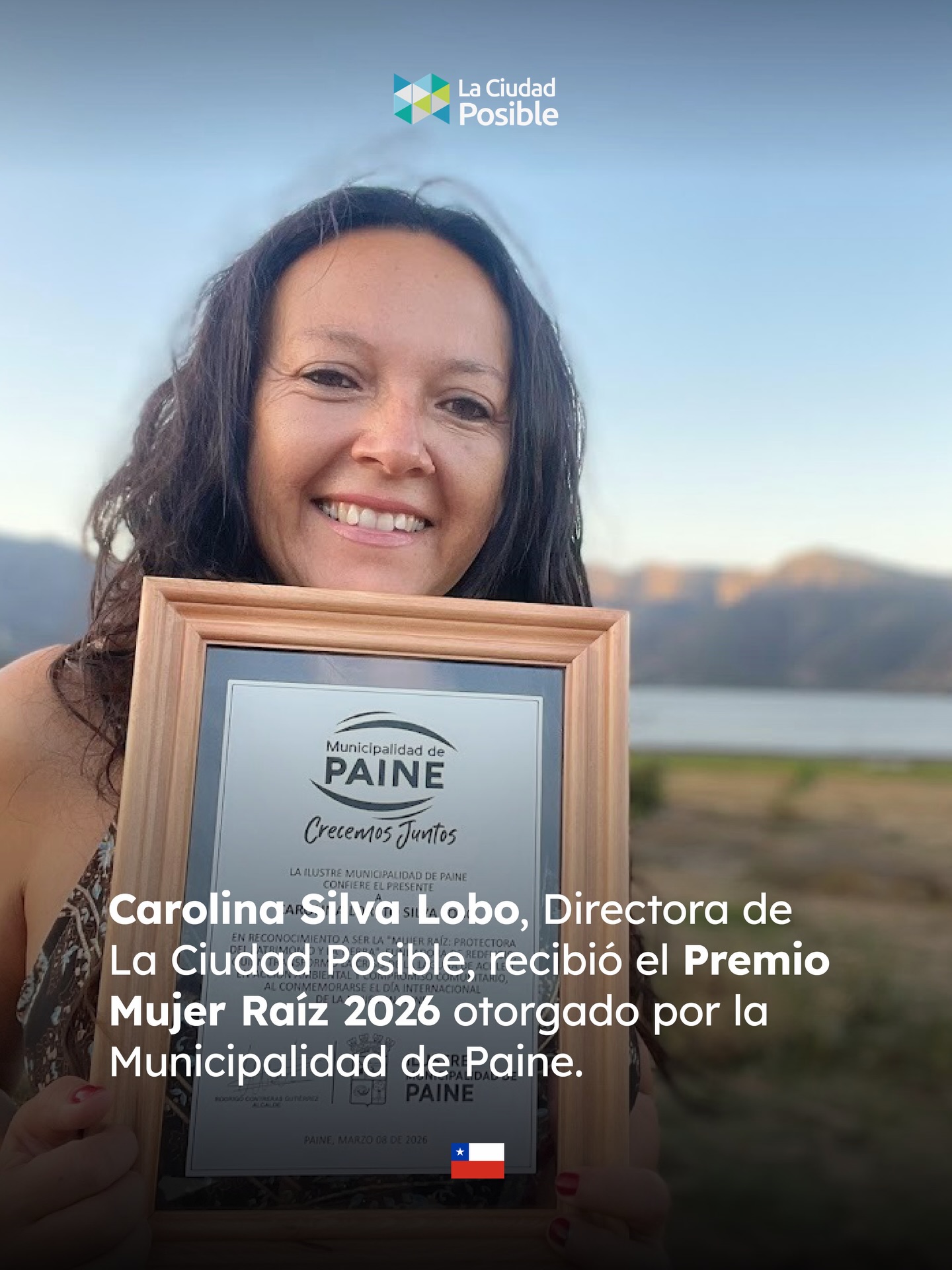 Carolina Silva Lobo, socia directora de La Ciudad Posible, fue reconocida con el Premio Mujer Raíz 2026, otorgado por la Municipalidad de Paine en el marco de la conmemoración del Día Internacional de la Mujer. 👏🏼
Su vínculo con la Laguna de Aculeo comenzó hace más de una década, motivado por su interés por las aves y los ecosistemas del lugar. Con el tiempo, la profunda crisis hídrica que afectó a la laguna transformó ese cariño en un compromiso activo con el territorio.
A partir de esa experiencia fundó Redfugio, un centro de educación ambiental de libre acceso ubicado en la Laguna de Aculeo, que promueve el cuidado del ecosistema, la educación ambiental y la conexión entre comunidad y naturaleza. 🌱
El Premio Mujer Raíz reconoce a mujeres que precisamente generan impacto positivo en sus comunidades a través de iniciativas sociales, culturales o ambientales desarrolladas desde los territorios.
Desde La Ciudad Posible celebramos este reconocimiento, que también refleja el valor de las iniciativas que promueven la regeneración ambiental y el compromiso con la naturaleza.